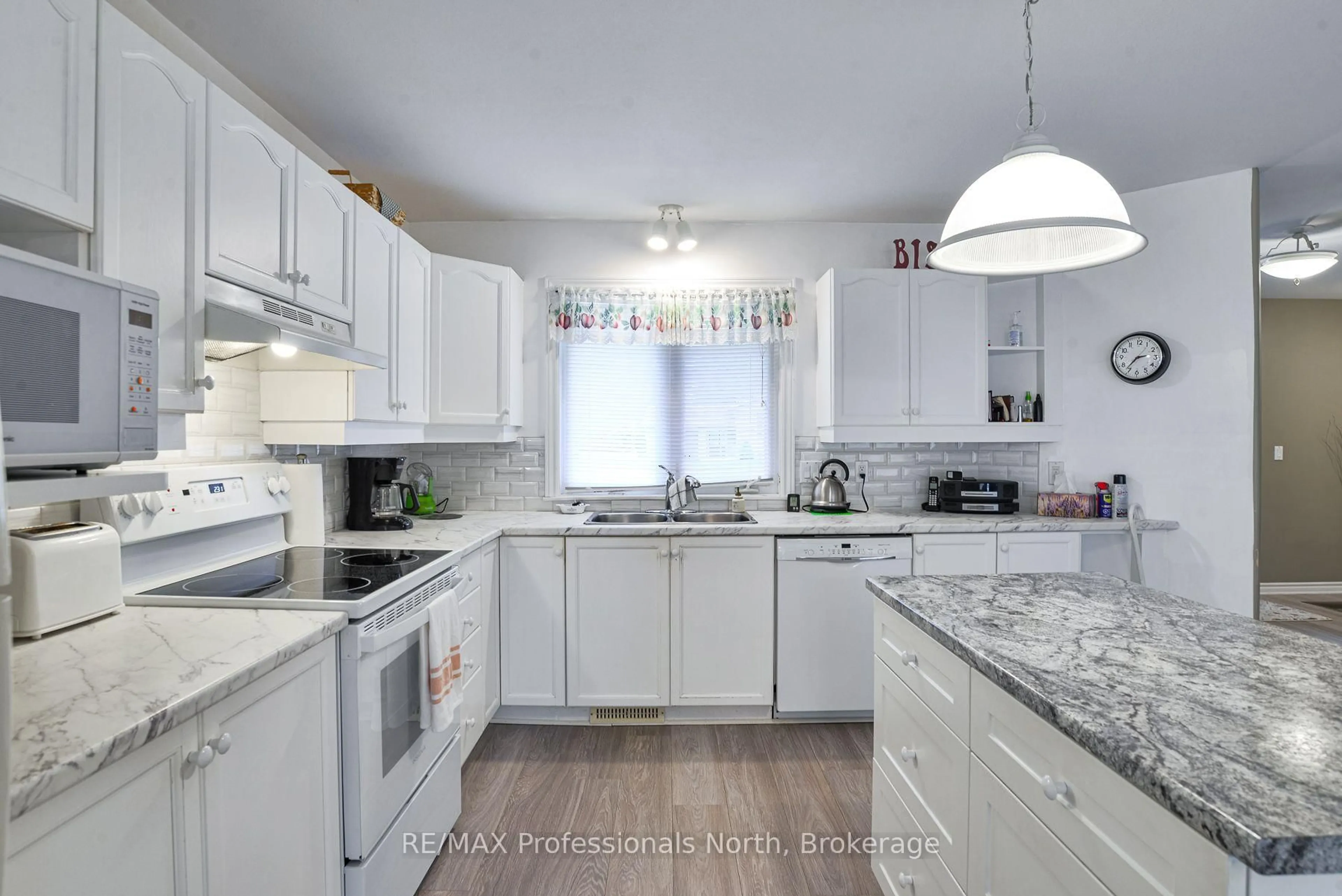 Open concept kitchen, ceramic/tile floor for 41 Killdeer Cres, Bracebridge Ontario P1L 1Z2