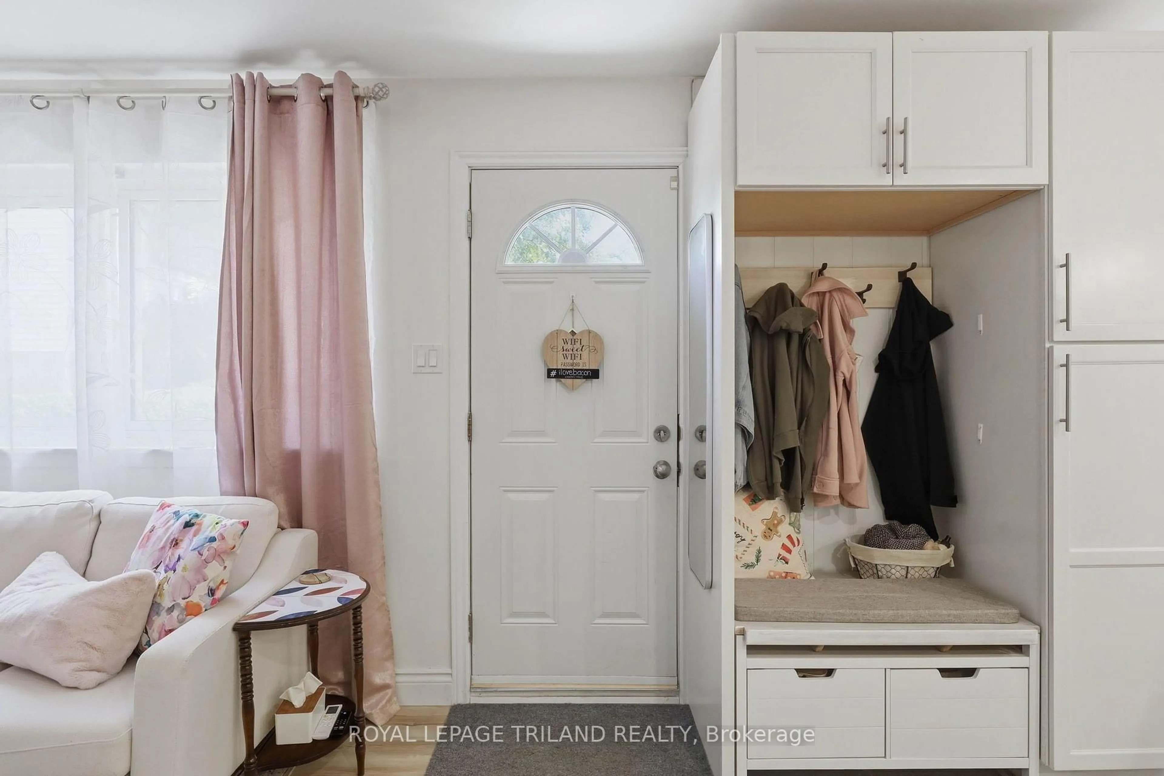 Indoor entryway for 825 DUNDALK Dr #81, London South Ontario N6C 3V6