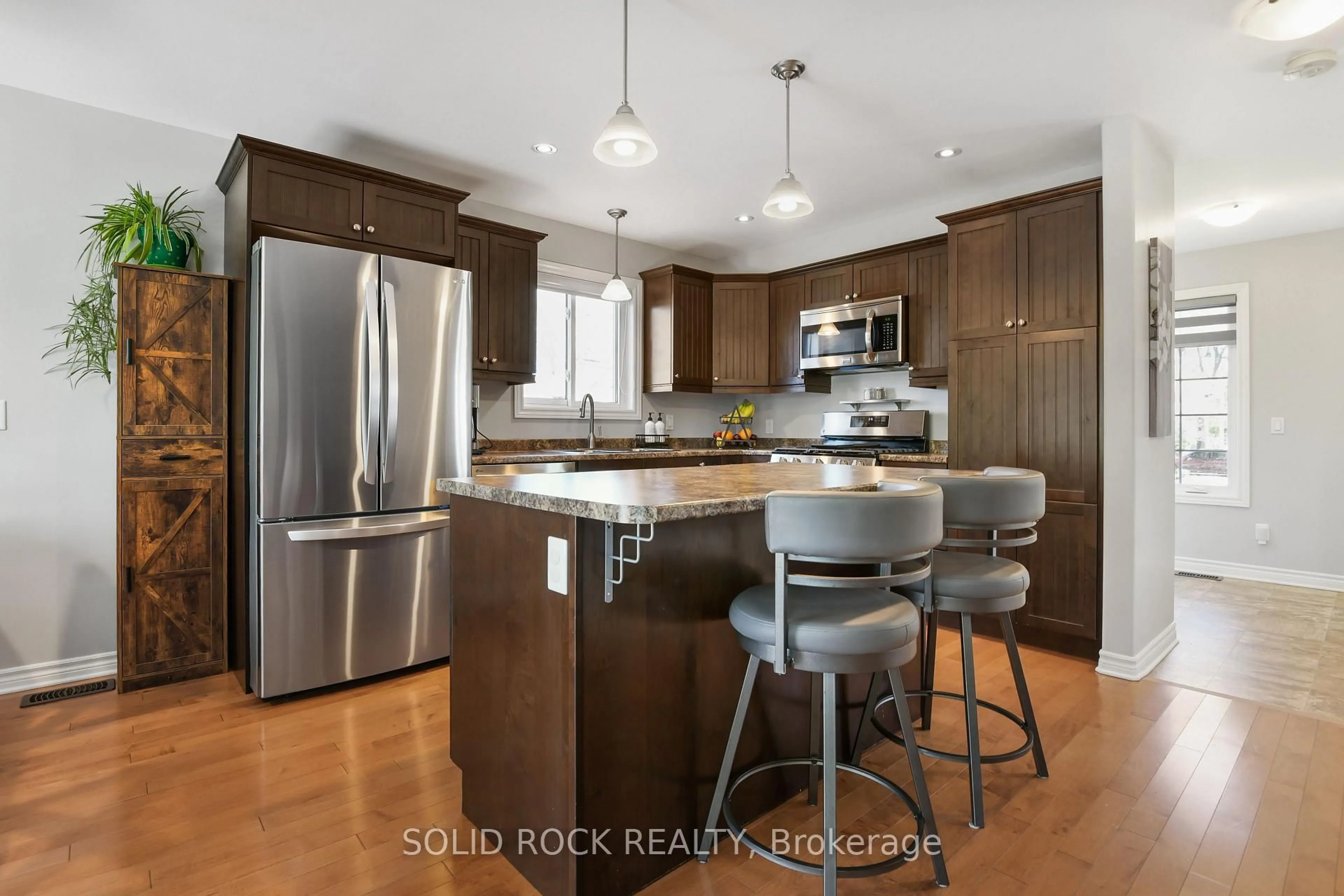 Contemporary kitchen, wood/laminate floor for 55 Woodward St, Carleton Place Ontario K7C 2X3
