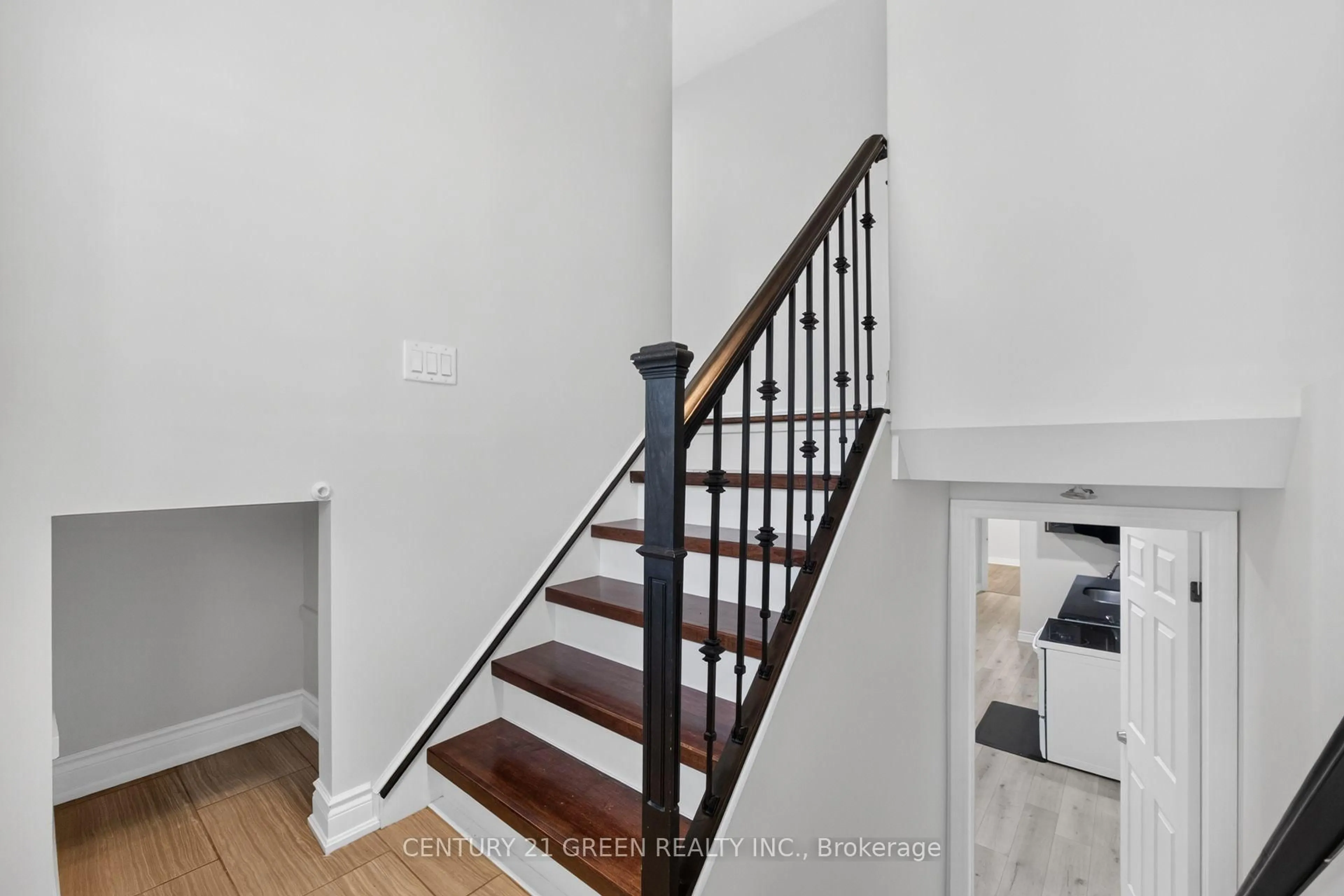 Stairs for 22 Quaker Cres, Hamilton Ontario L8W 1H5