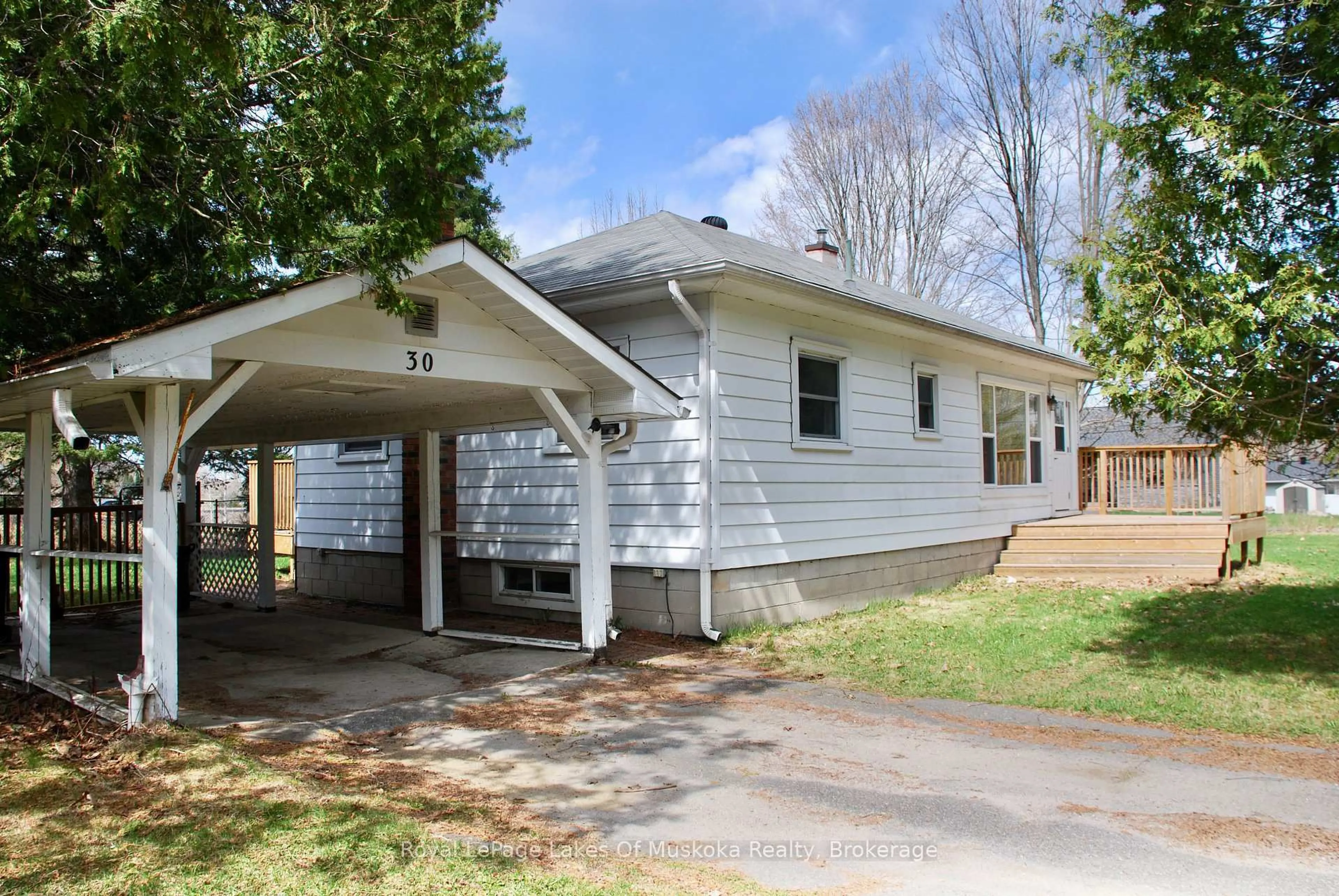 Home with vinyl exterior material, street for 30 Kitchen Rd, Huntsville Ontario P1H 1Y3