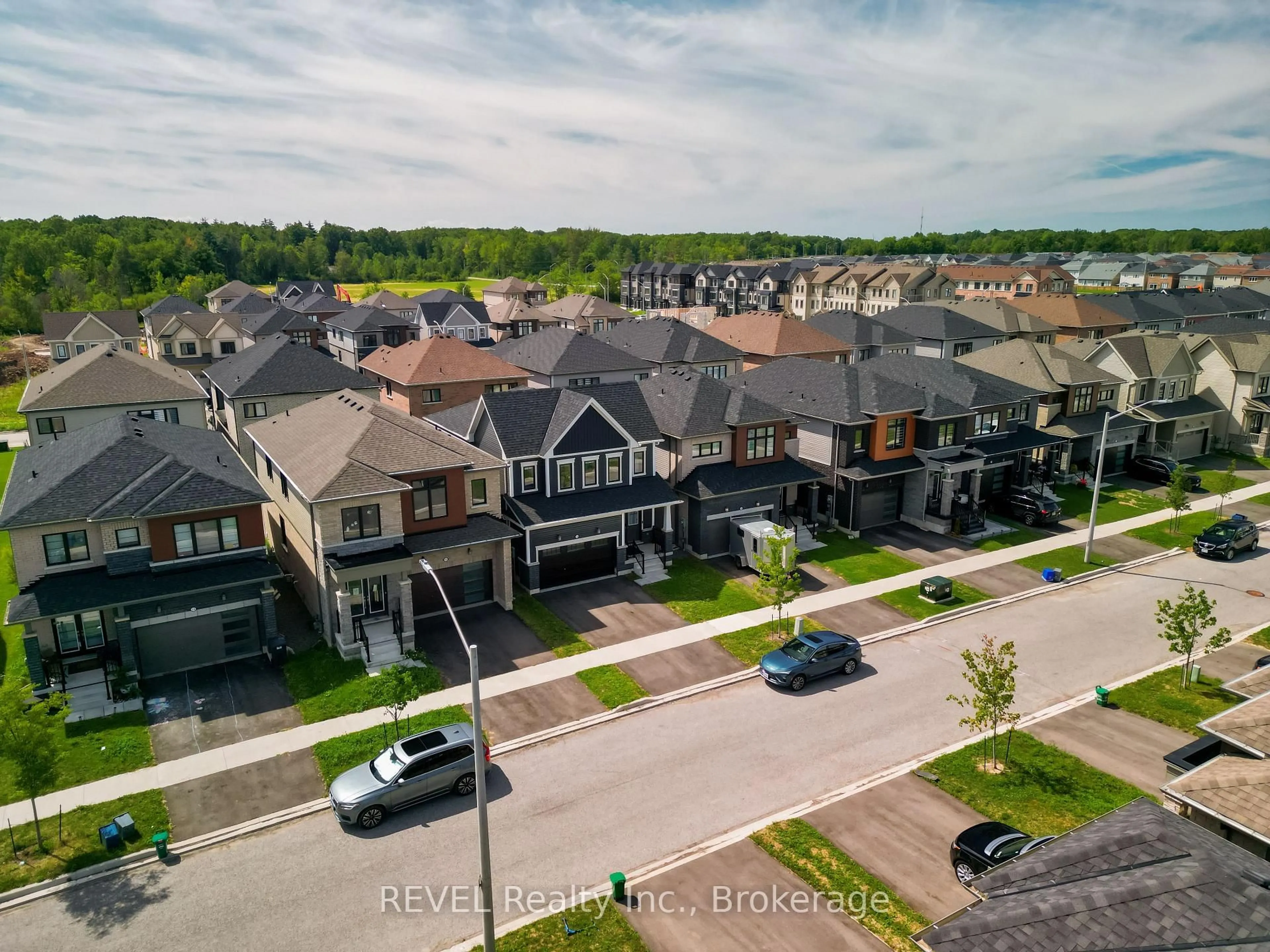A pic from outside/outdoor area/front of a property/back of a property/a pic from drone, street for 111 Sunflower Cres, Thorold Ontario L3B 0L1