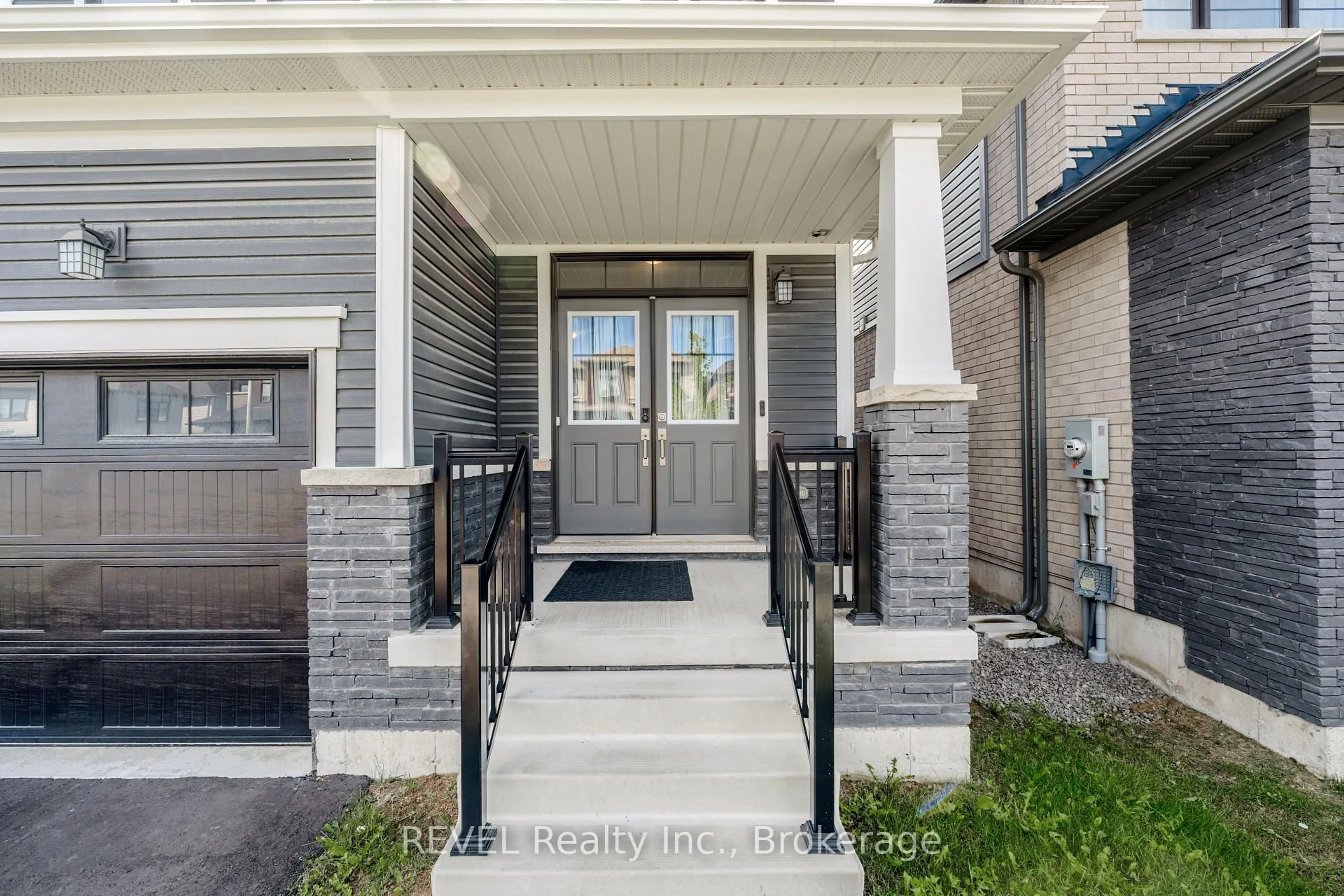 Indoor entryway for 111 Sunflower Cres, Thorold Ontario L3B 0L1