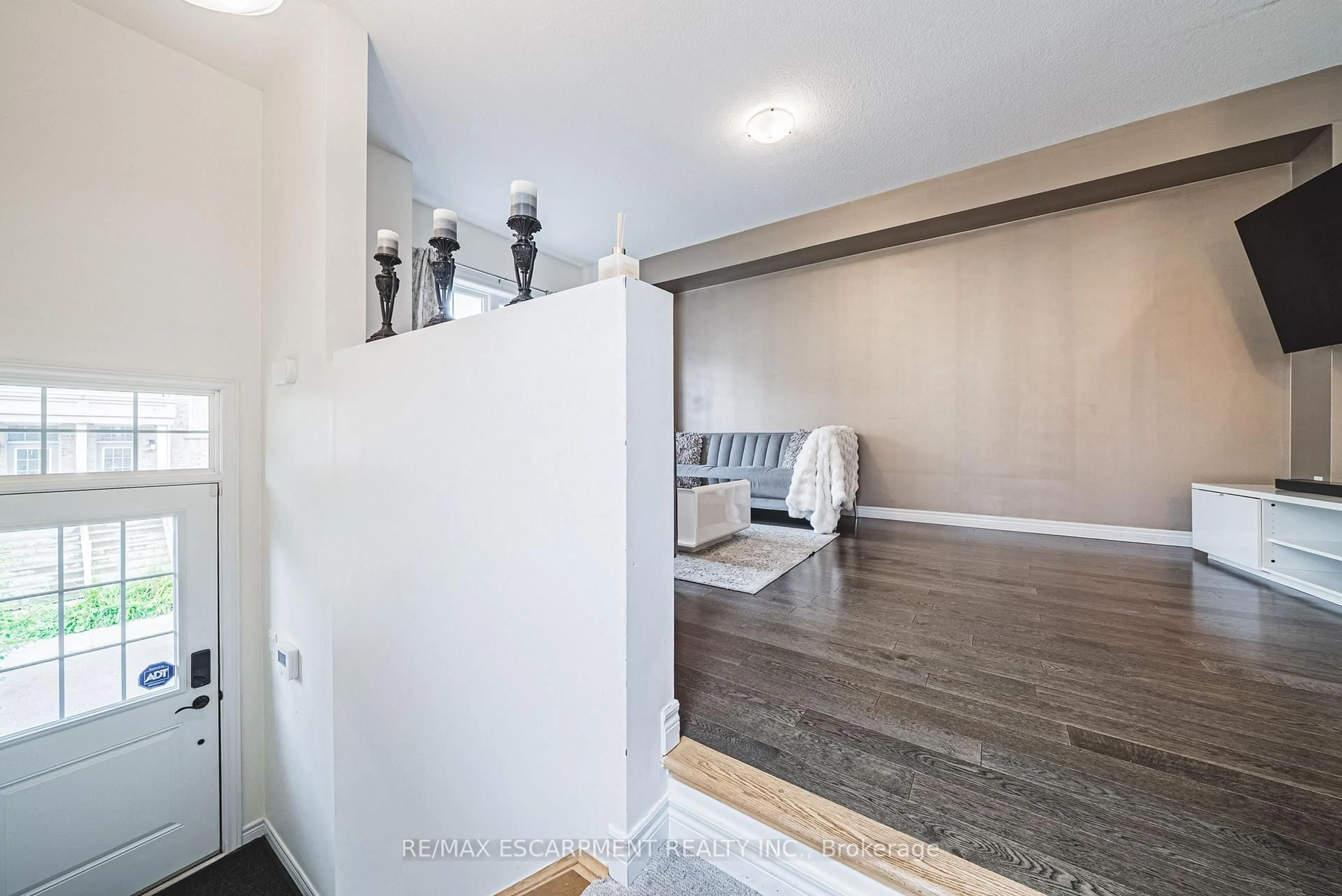 Indoor entryway for 20 BARLEY Lane, Hamilton Ontario L9K 0K1