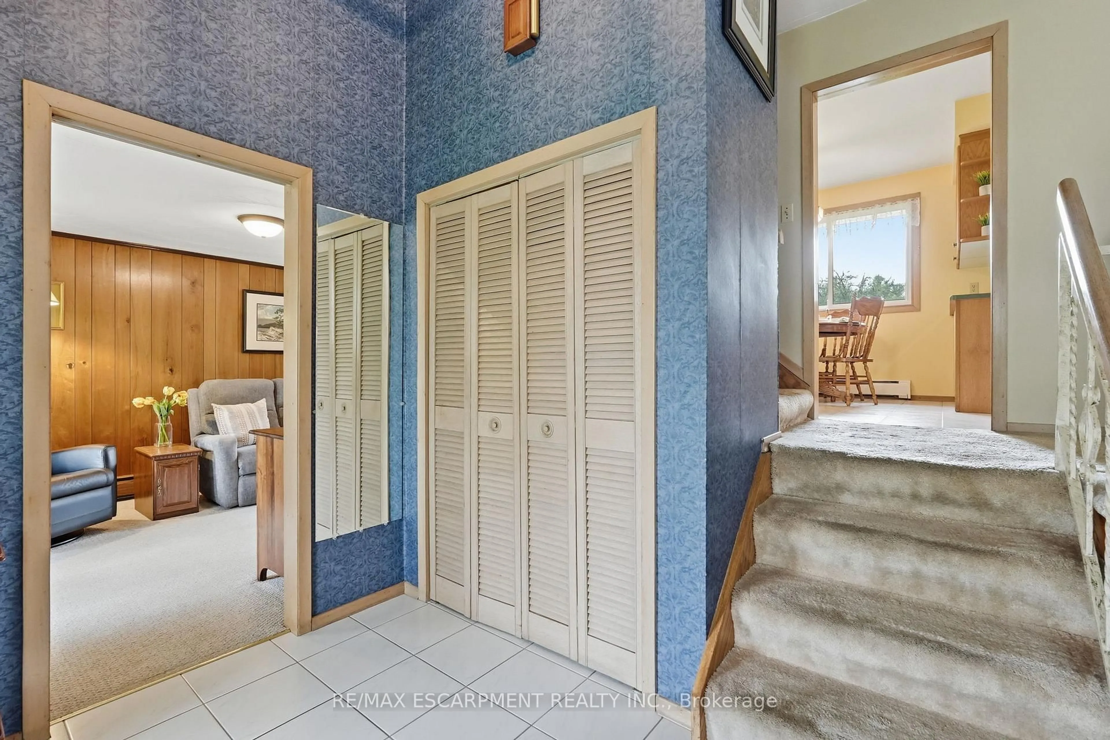 Indoor foyer for 175 Concession 5, Hamilton Ontario L8B 1K4