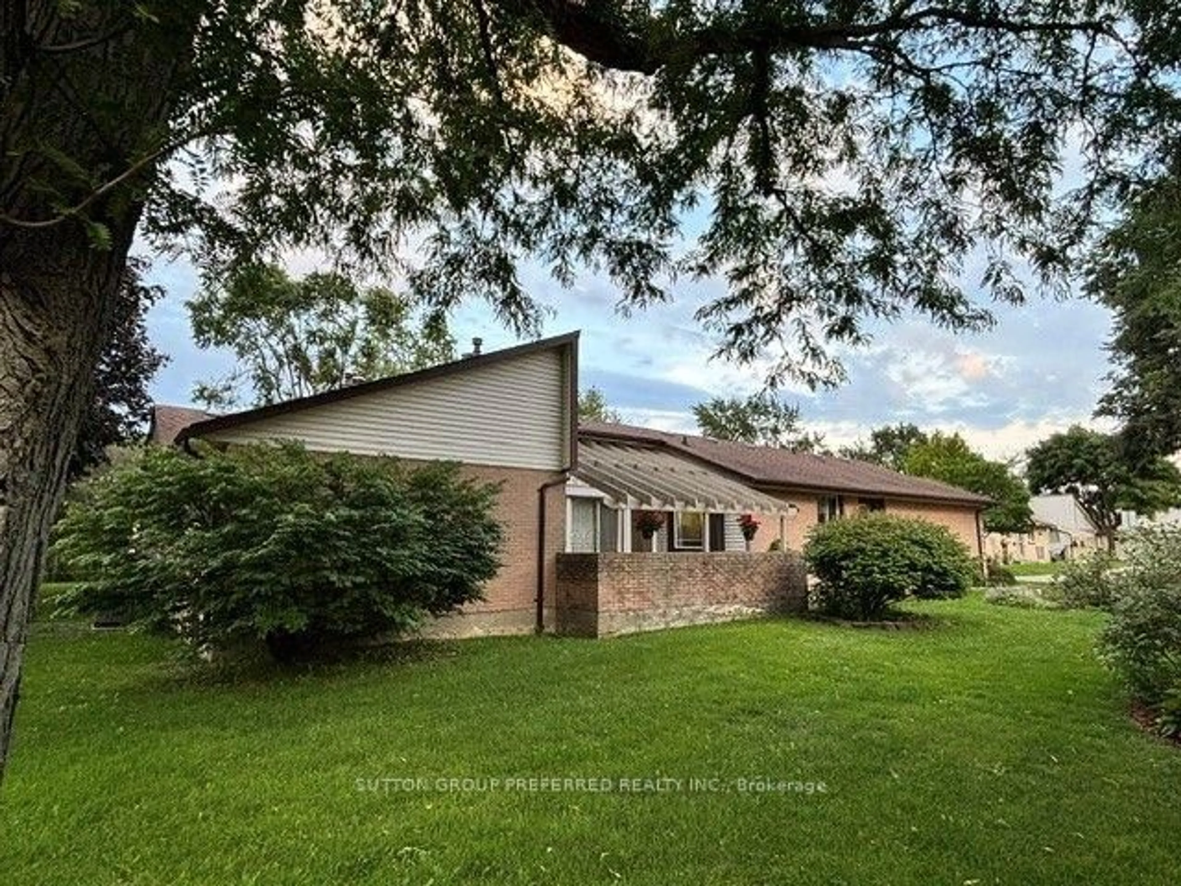 A pic from outside/outdoor area/front of a property/back of a property/a pic from drone, unknown for 60 Fiddlers Green Rd #40, London North Ontario N6H 4S7