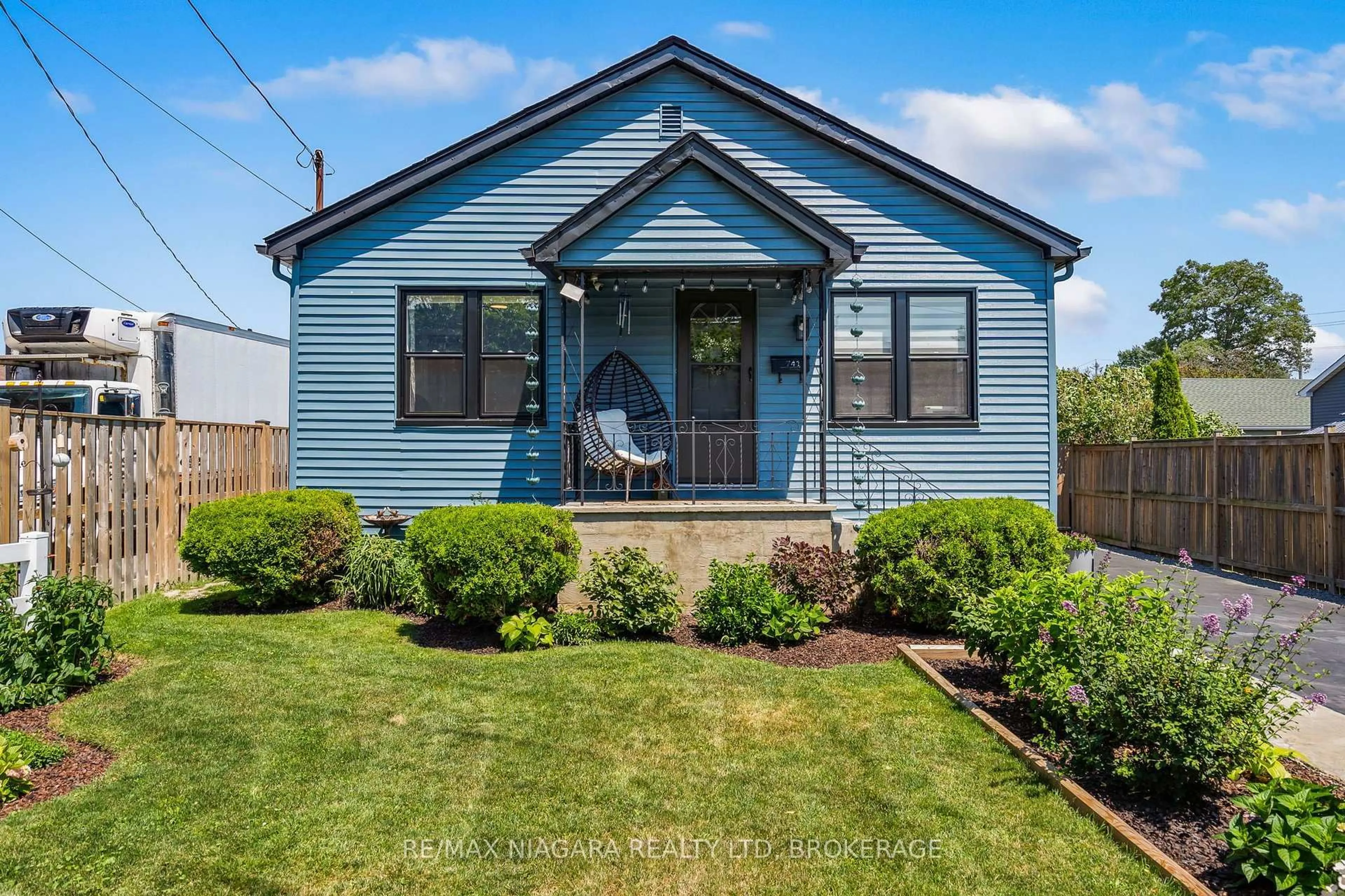 Home with vinyl exterior material, street for 741 Elm St, Port Colborne Ontario L3K 4R2