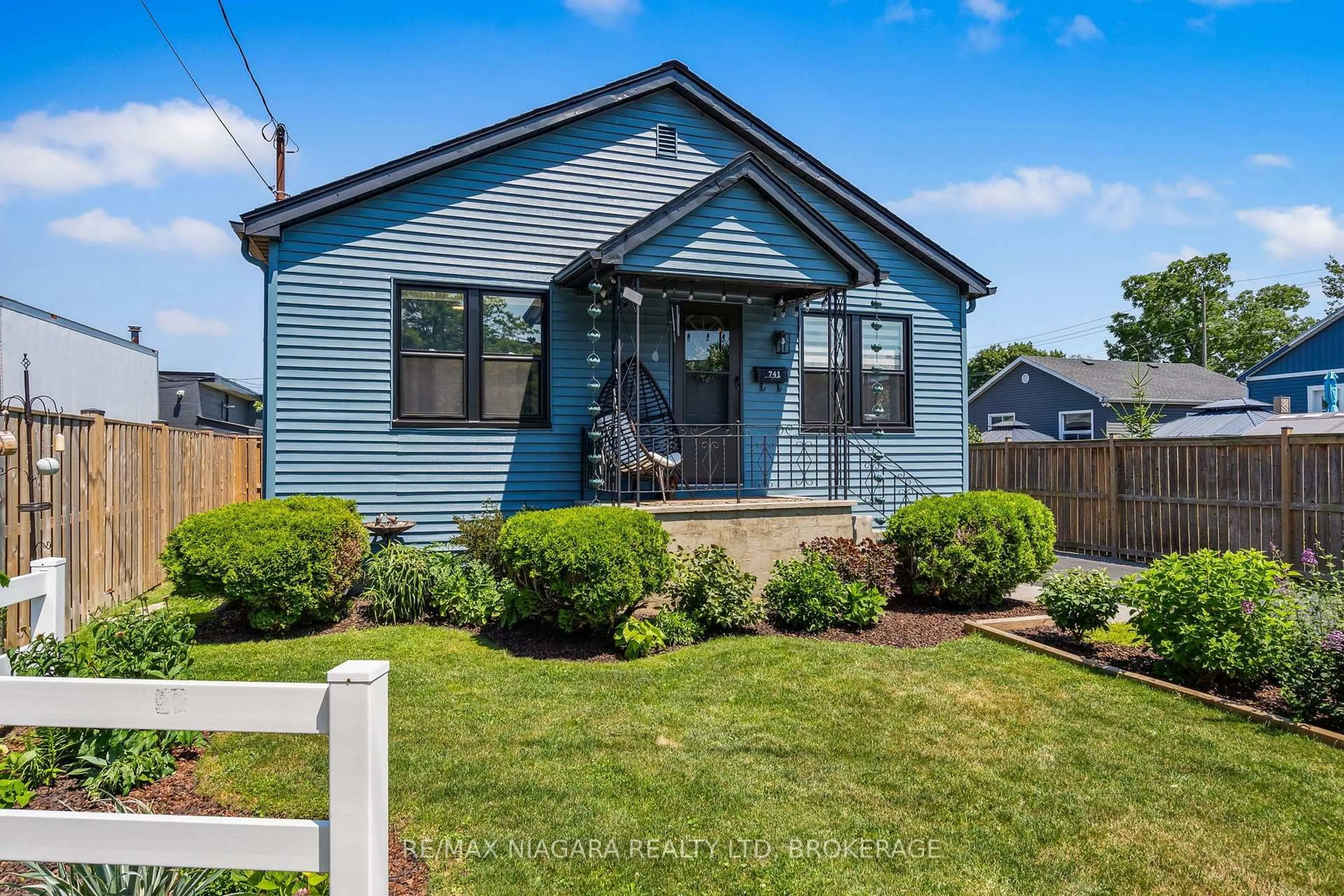 Home with vinyl exterior material, street for 741 Elm St, Port Colborne Ontario L3K 4R2
