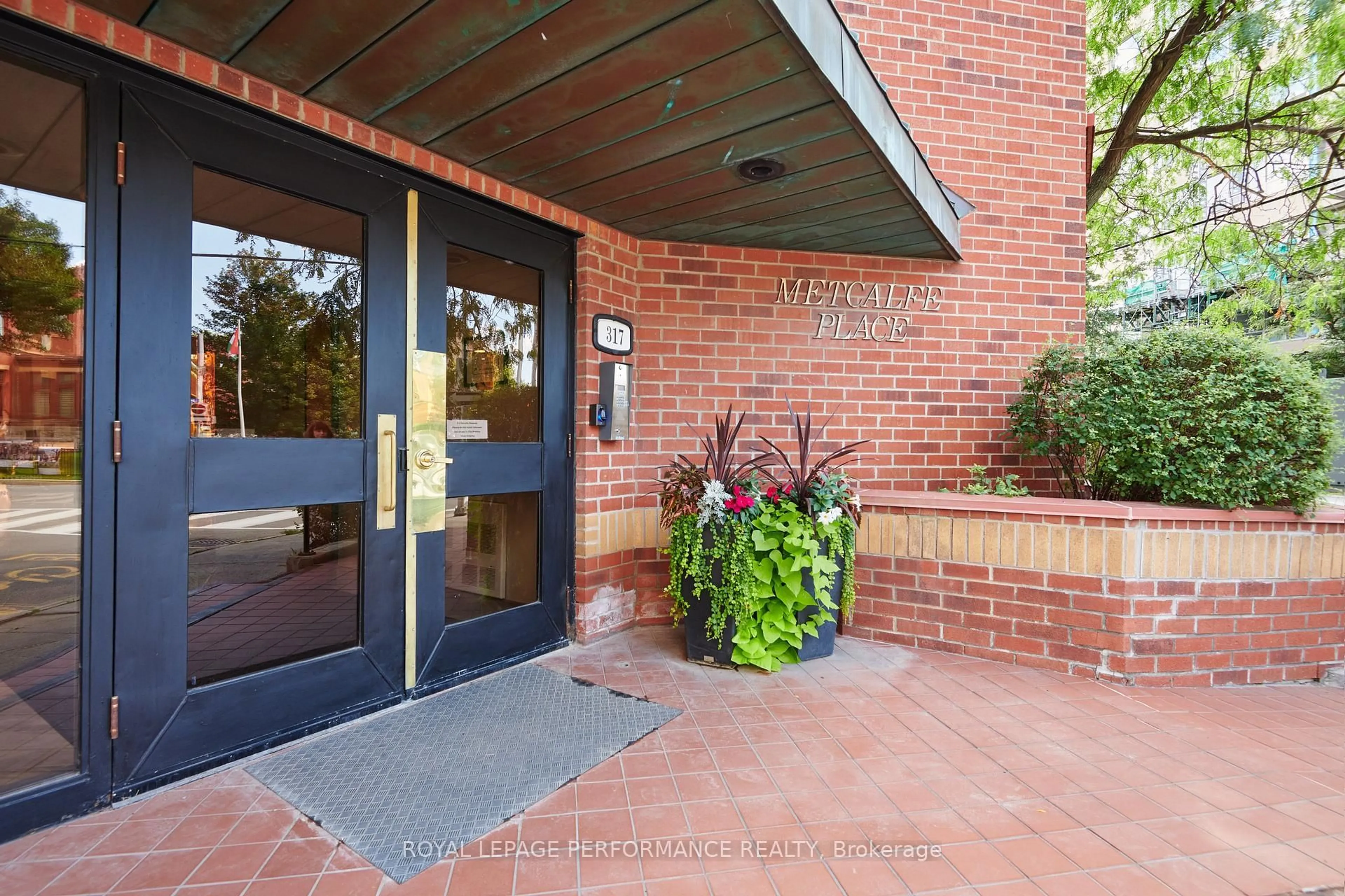 Indoor foyer for 317 Metcalfe St #201, Ottawa Ontario K2P 1S3