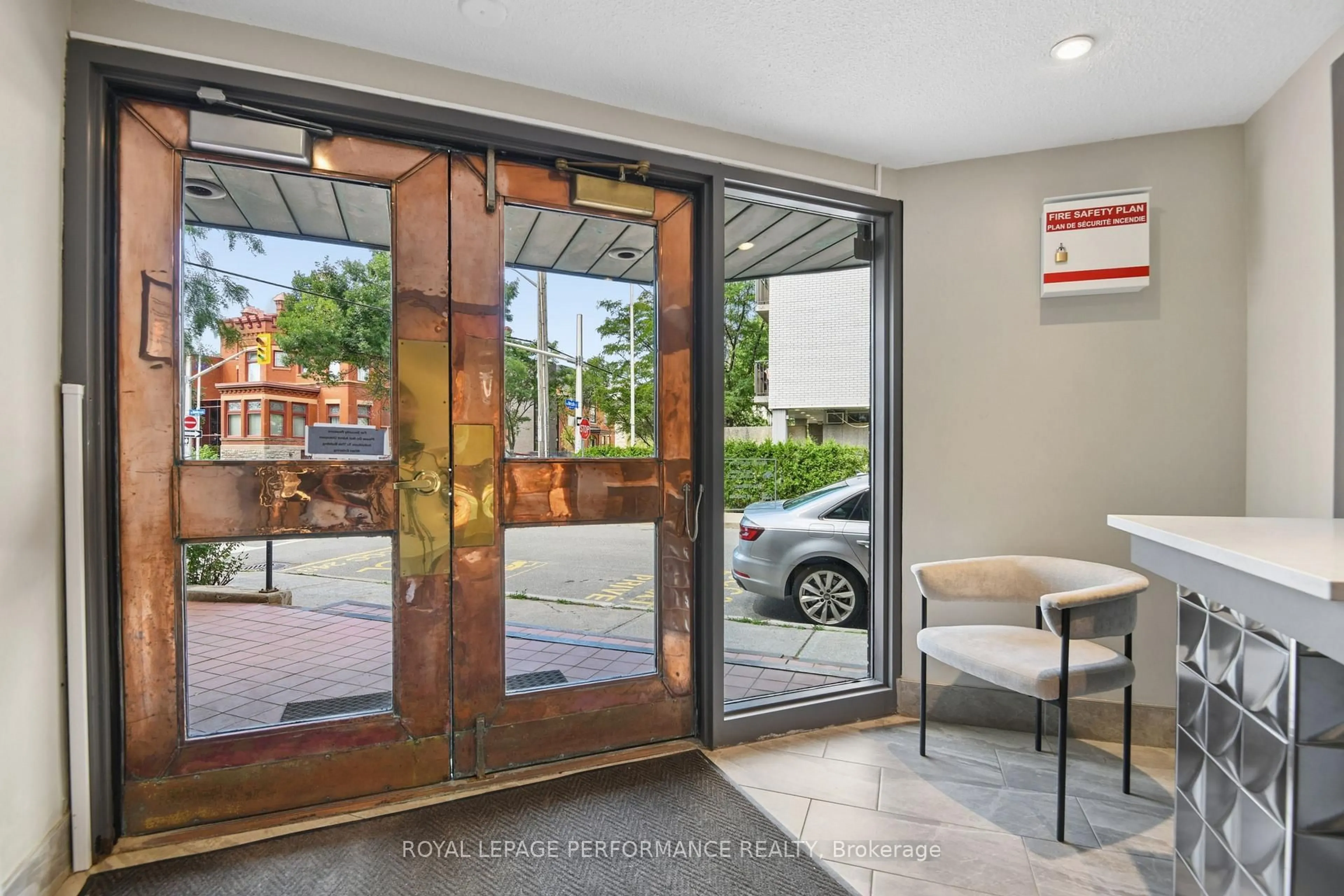 Indoor entryway for 317 Metcalfe St #201, Ottawa Ontario K2P 1S3