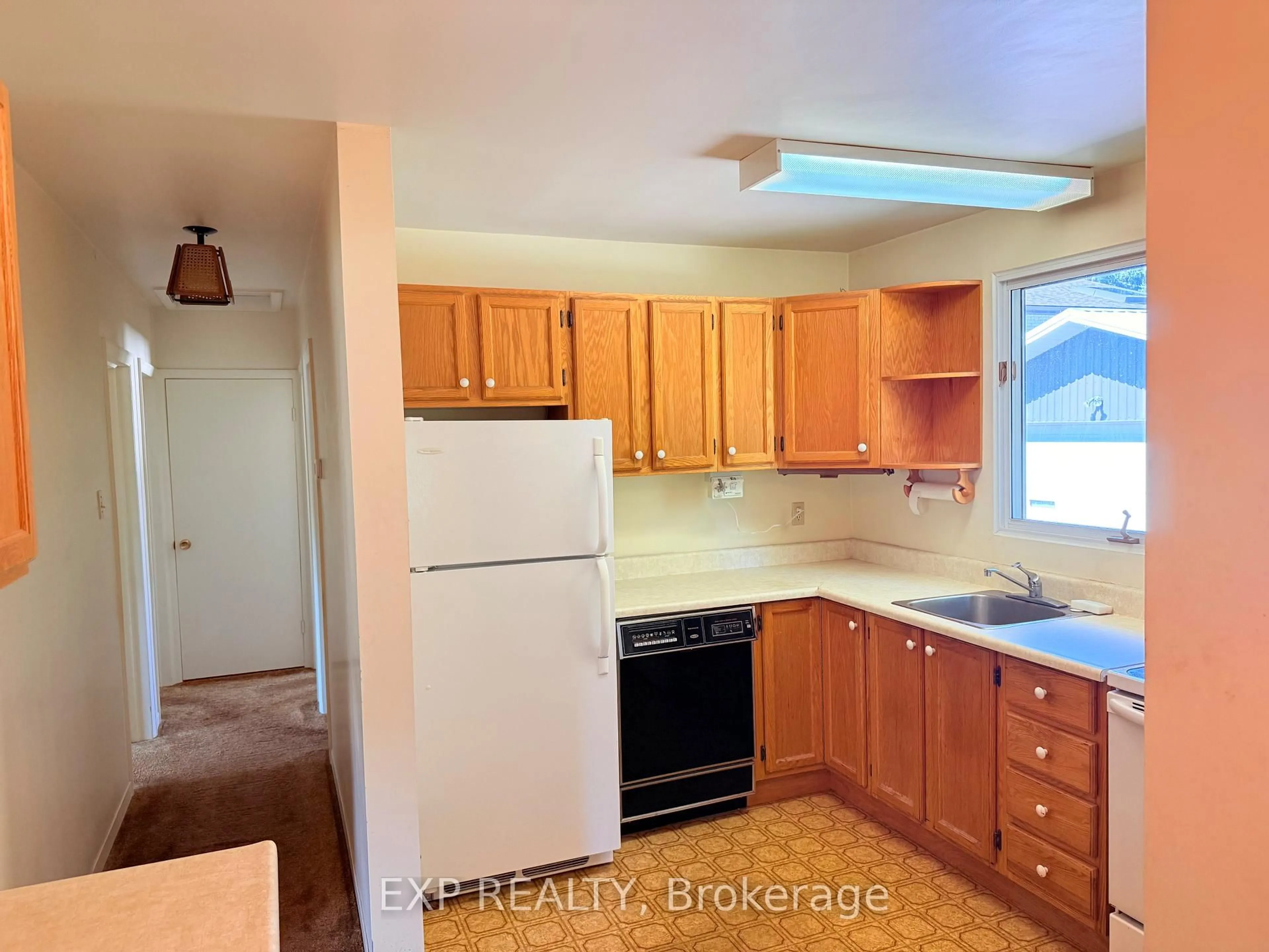 Standard kitchen, unknown for 483 Pleasant Park Rd, Ottawa Ontario K1H 5M9