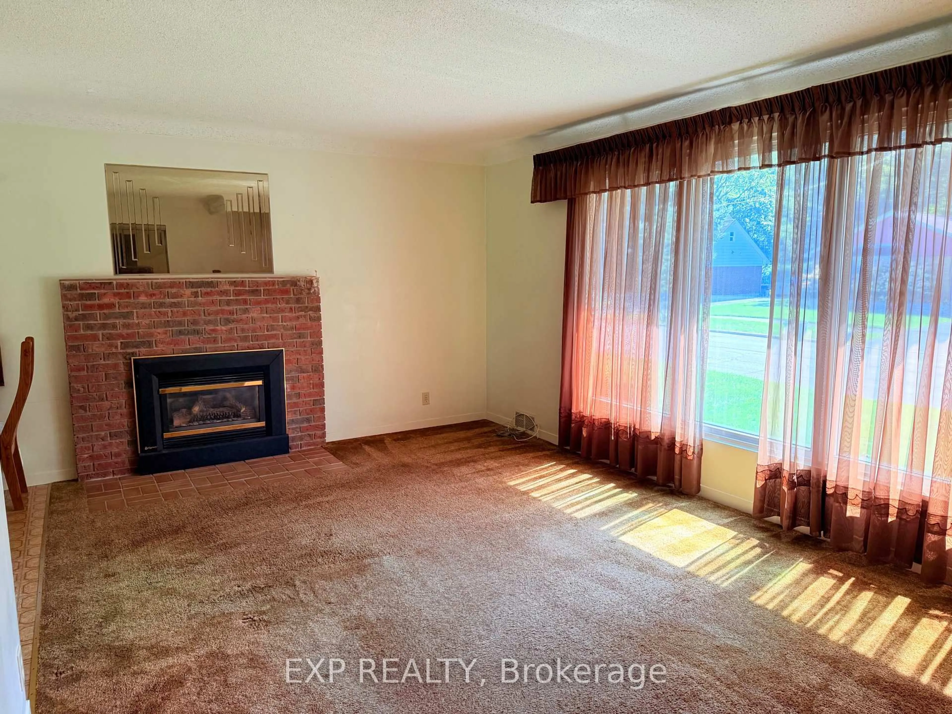 A pic of a room for 483 Pleasant Park Rd, Ottawa Ontario K1H 5M9
