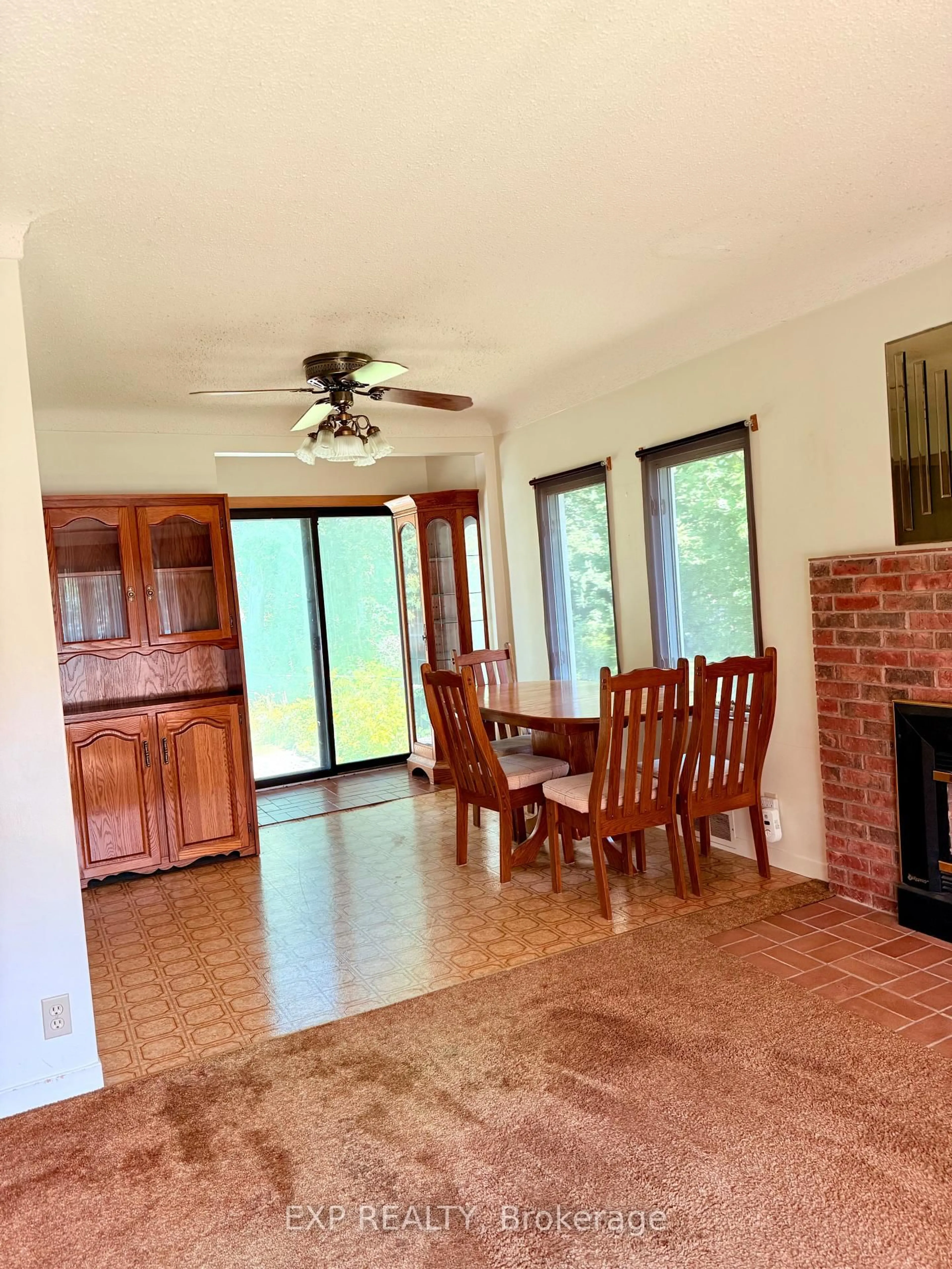 A pic of a room for 483 Pleasant Park Rd, Ottawa Ontario K1H 5M9