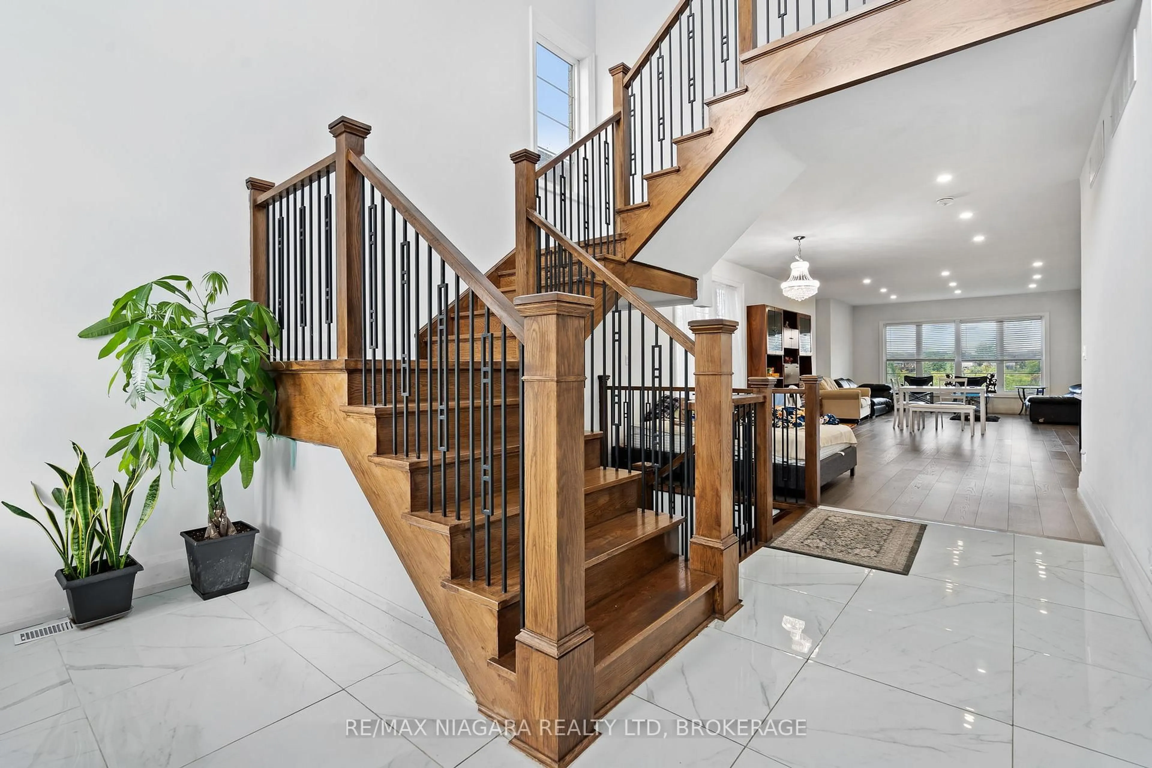 Indoor foyer for 15 Myrtle St, Pelham Ontario L3B 5N5