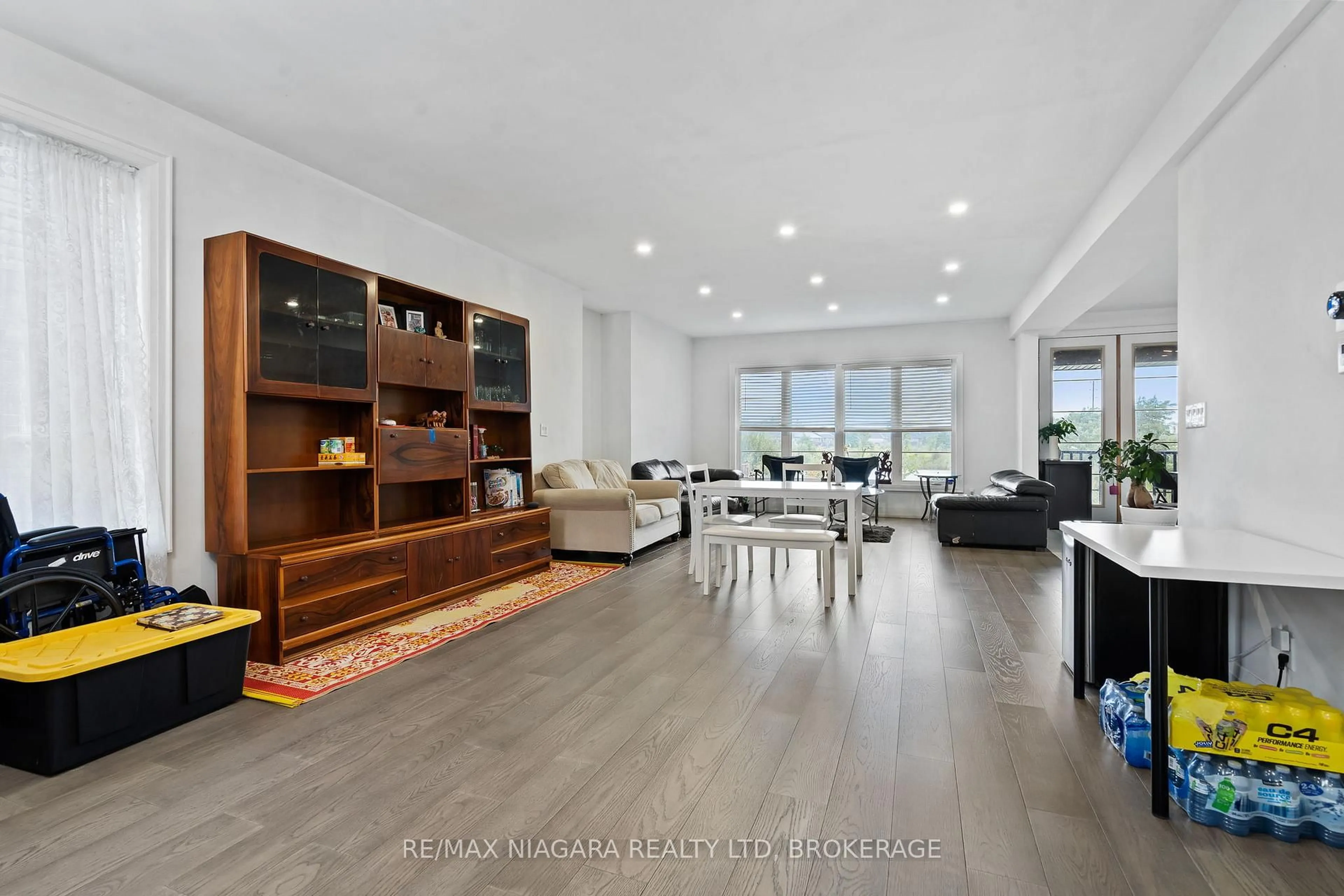 Living room with furniture, wood/laminate floor for 15 Myrtle St, Pelham Ontario L3B 5N5