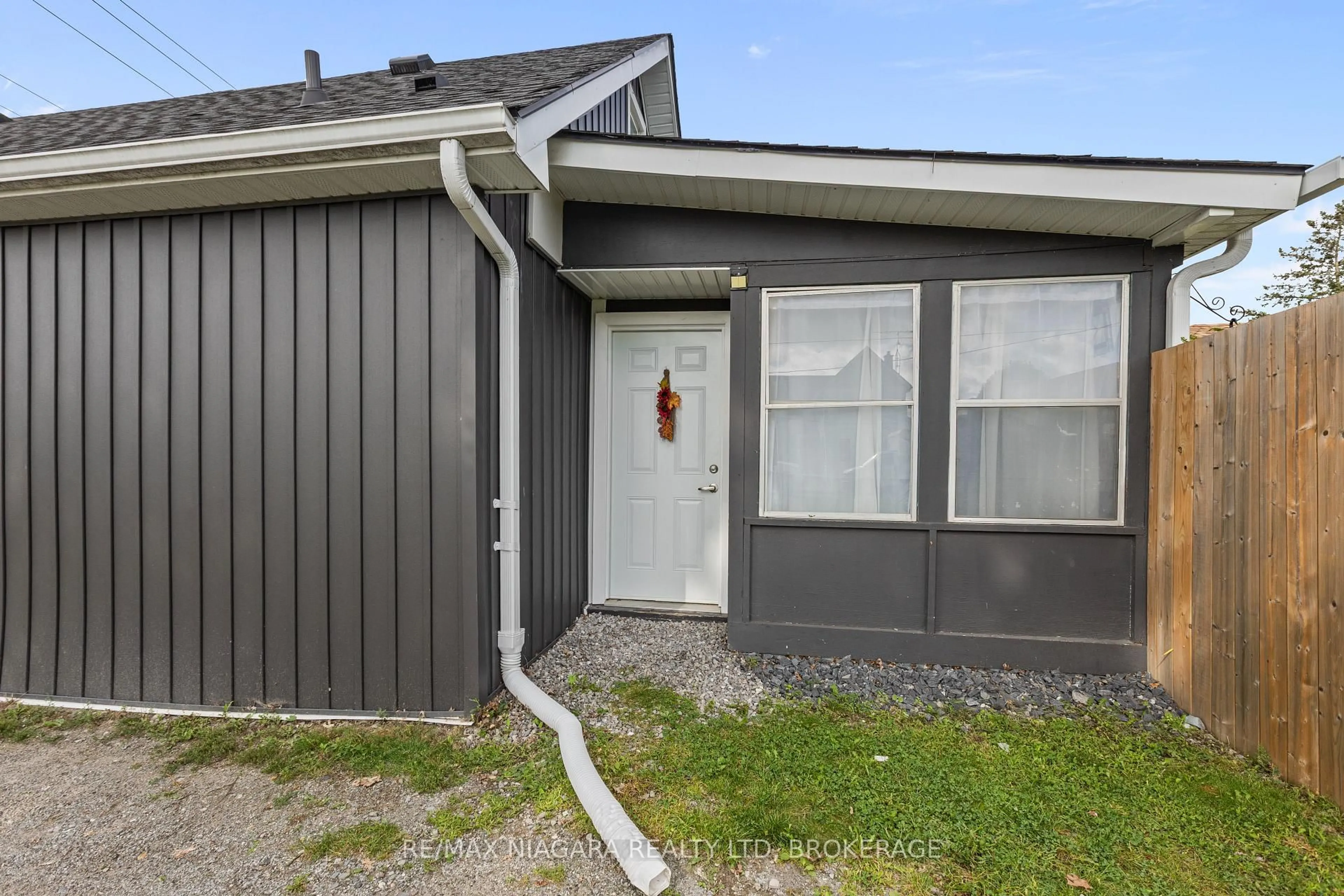 Home with vinyl exterior material, street for 155 Broadway St, Welland Ontario L3C 5L6