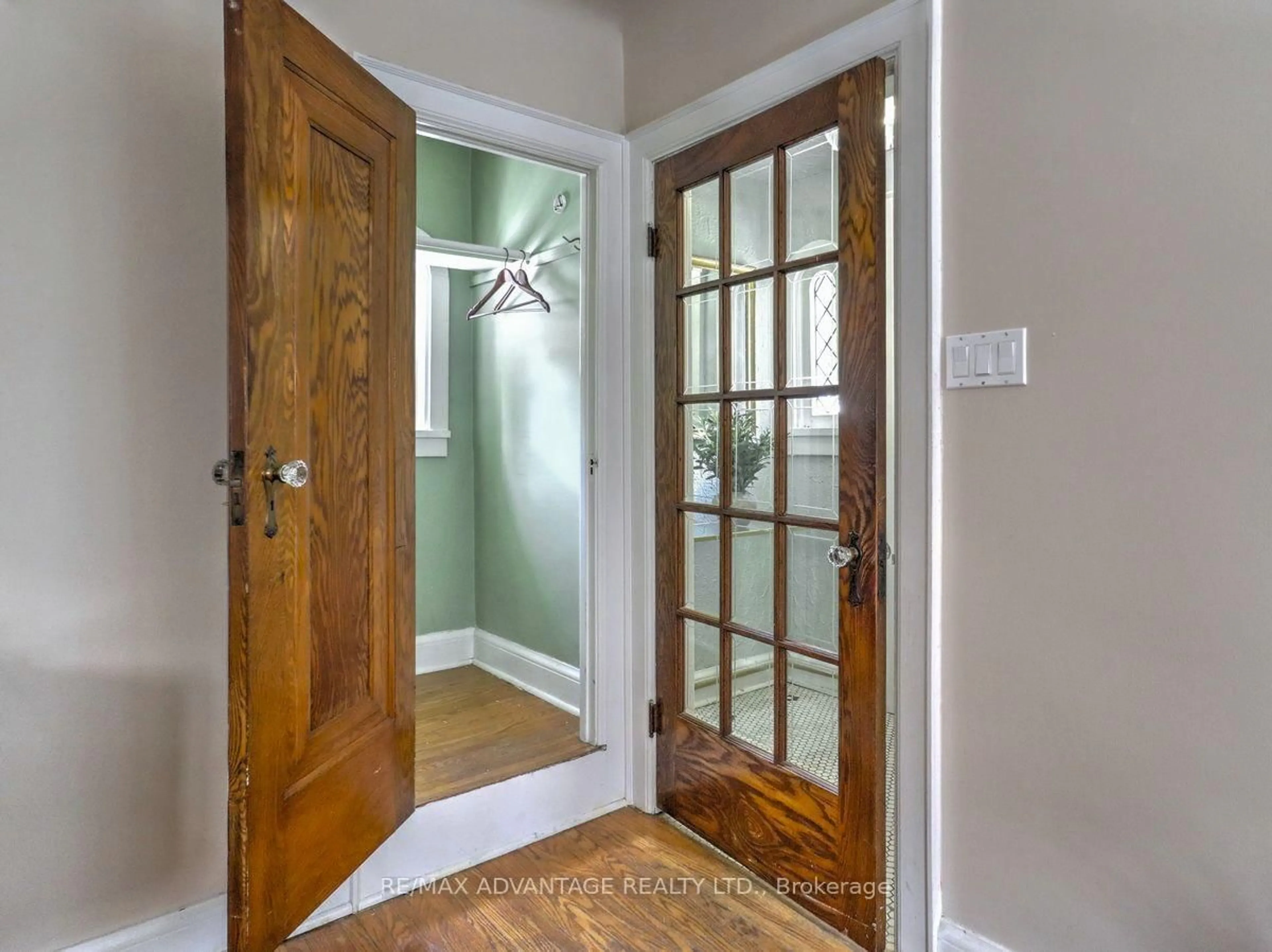 Indoor entryway for 232 Edward St, London South Ontario N6C 3J4