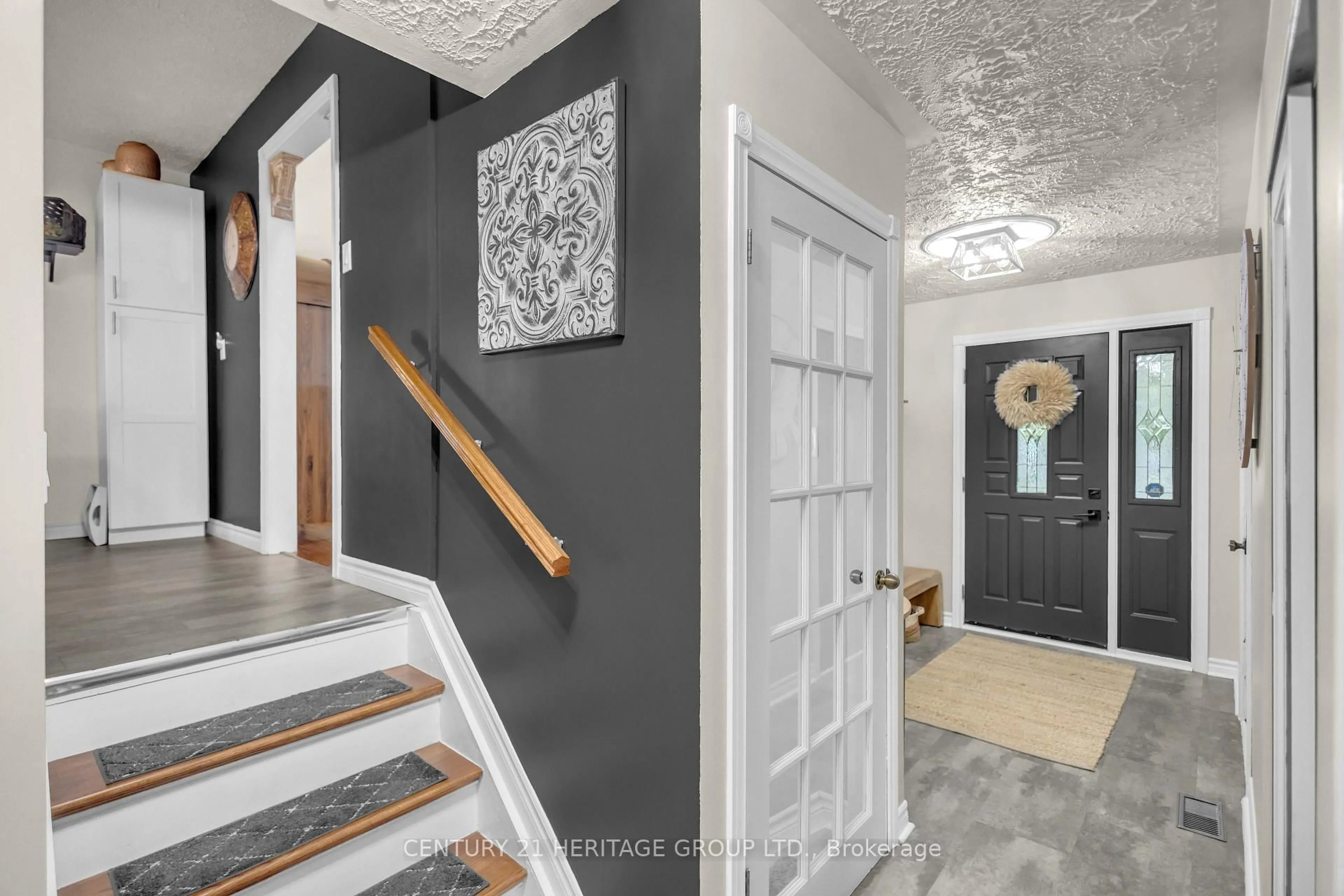 Indoor entryway for 56 Scotia Ave, Brantford Ontario N3R 6X5