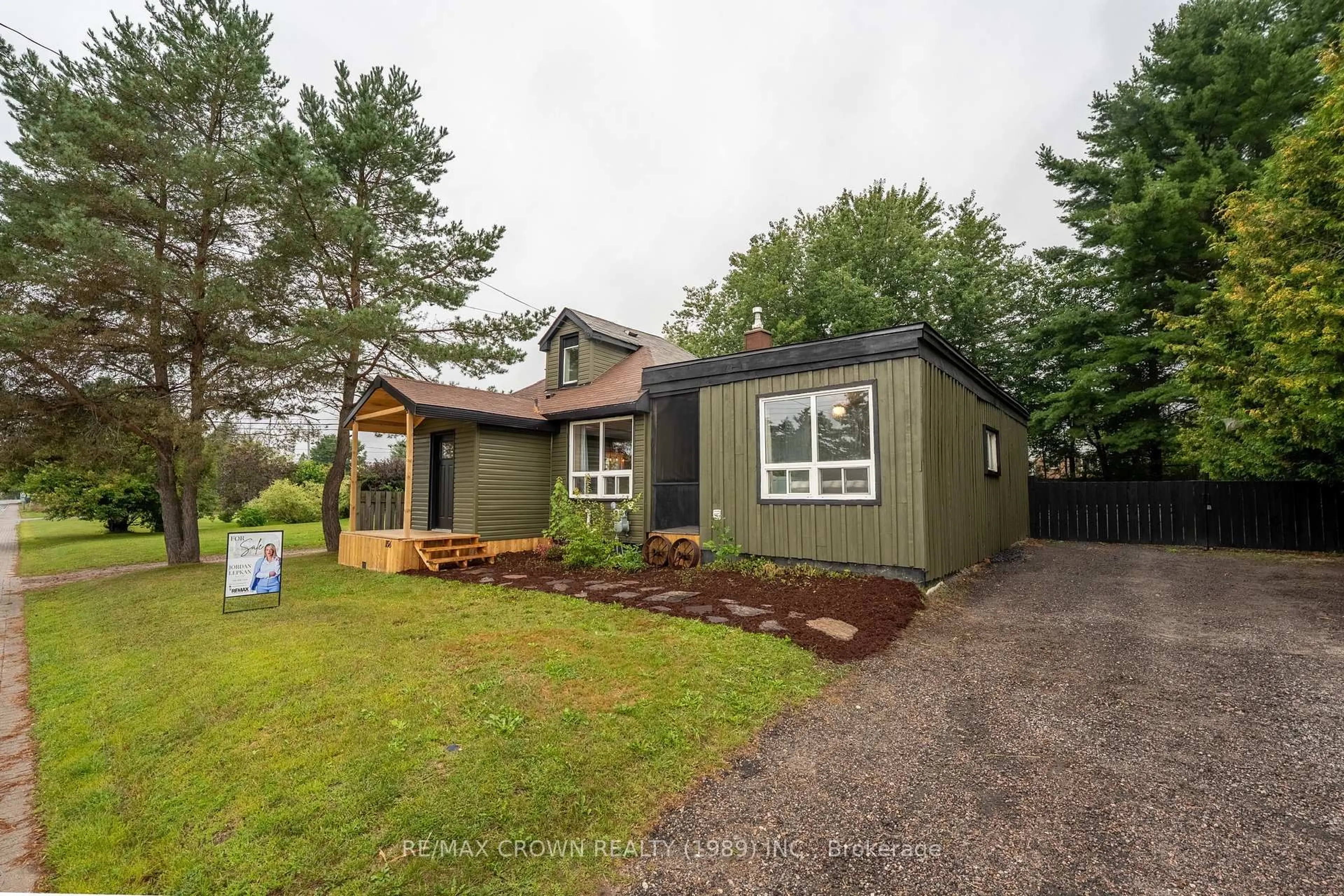 Home with vinyl exterior material, street for 156 Main St, Sundridge Ontario P0A 1Z0