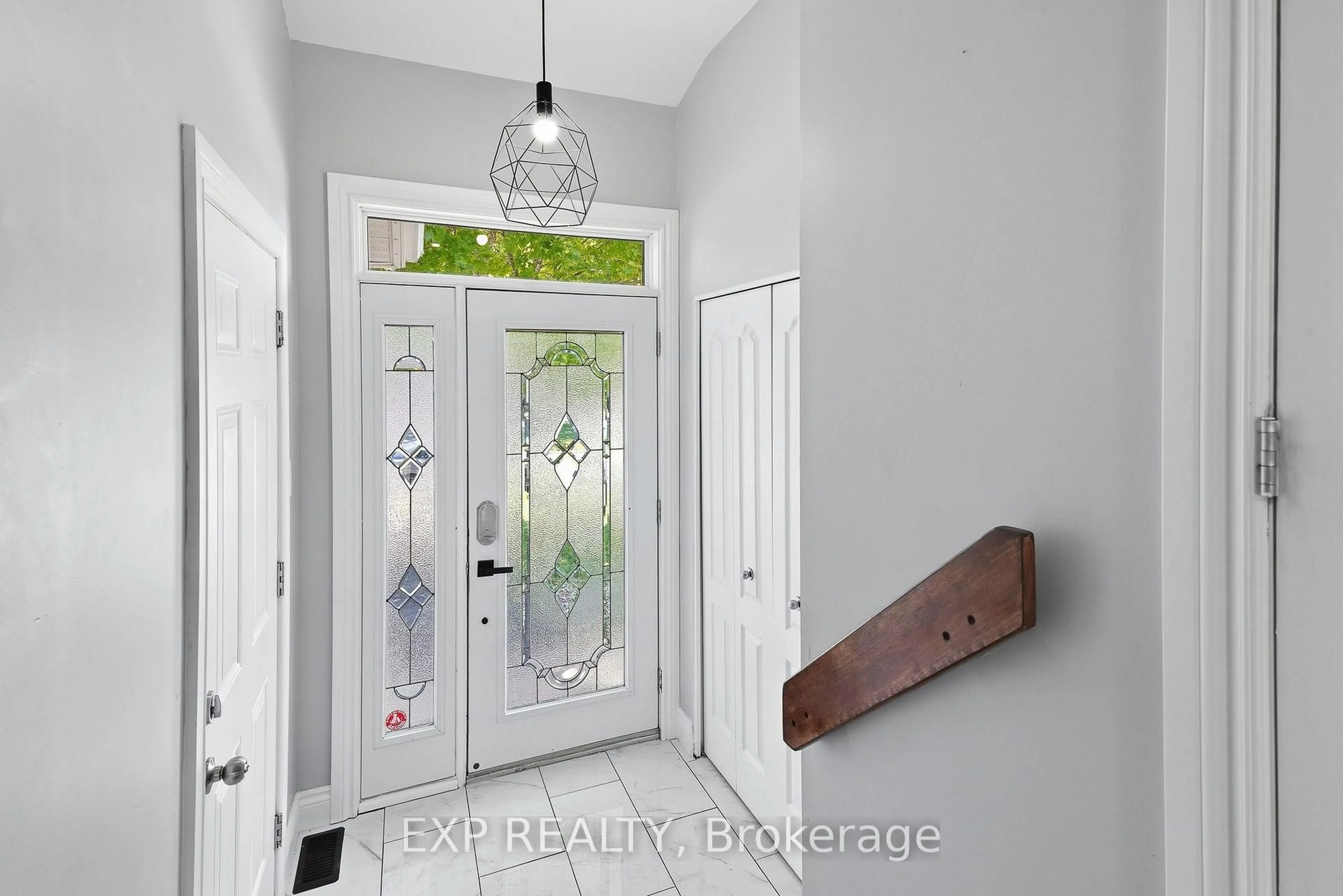 Indoor entryway for 2608 Raymond St, Clarence-Rockland Ontario K4K 0B6