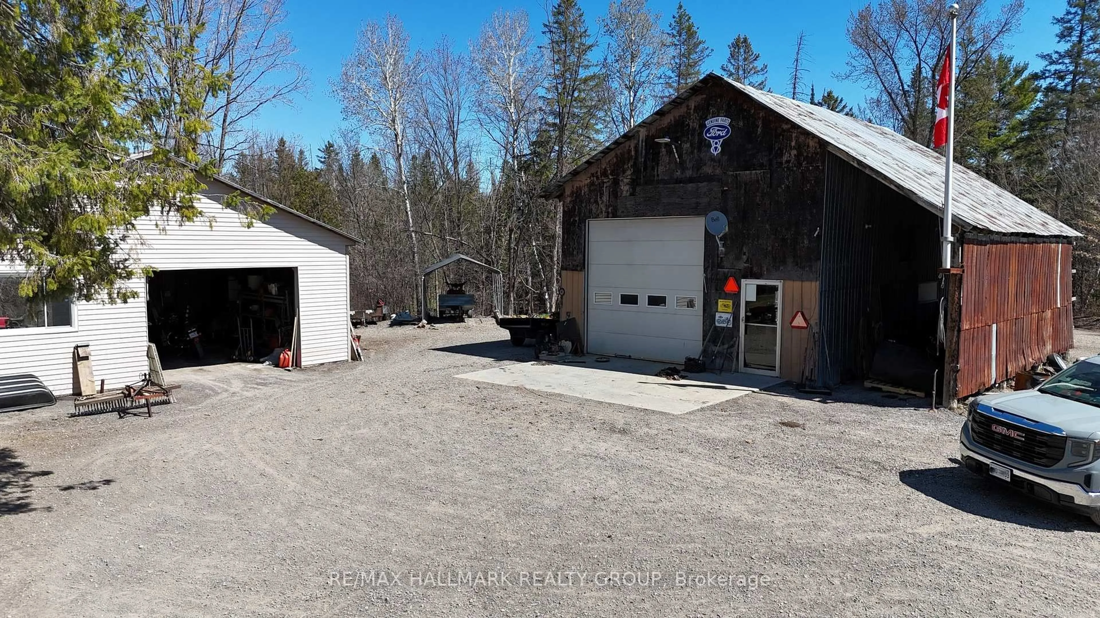 Indoor garage for 4318 Stonecrest Rd, Ottawa Ontario K0A 3M0