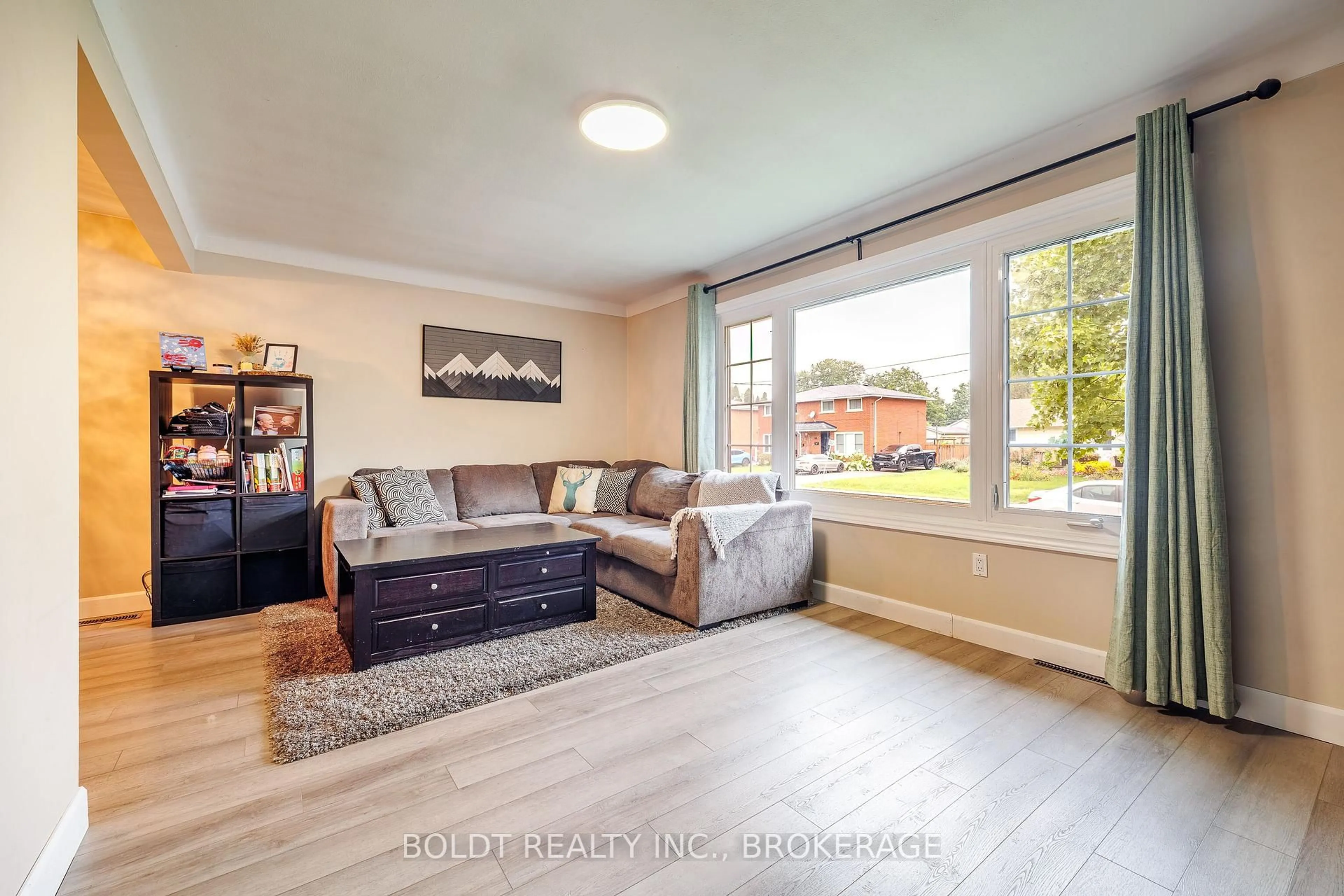 Living room with furniture, wood/laminate floor for 82 Wildwood Rd, St. Catharines Ontario L2M 1C8