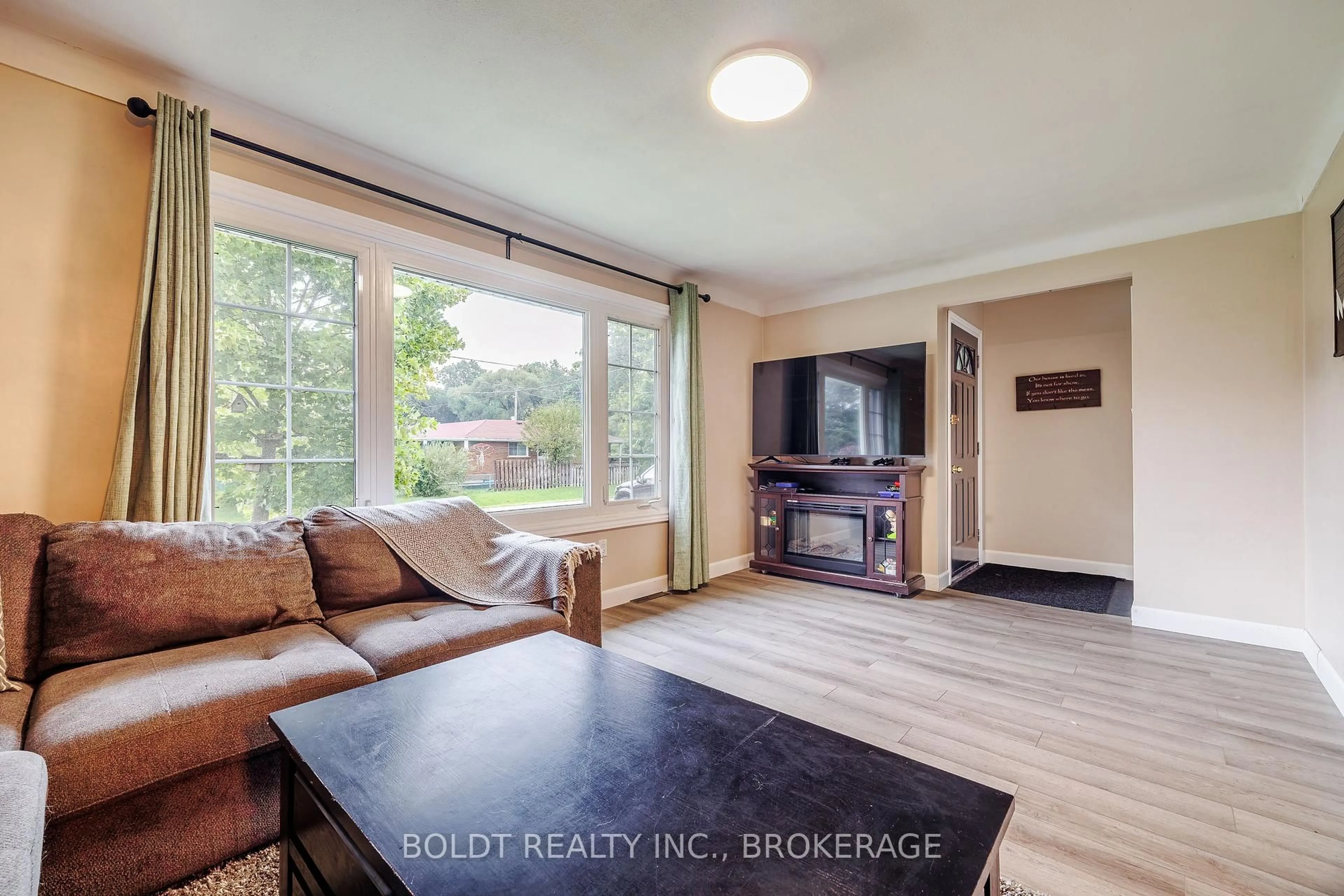 Living room with furniture, wood/laminate floor for 82 Wildwood Rd, St. Catharines Ontario L2M 1C8