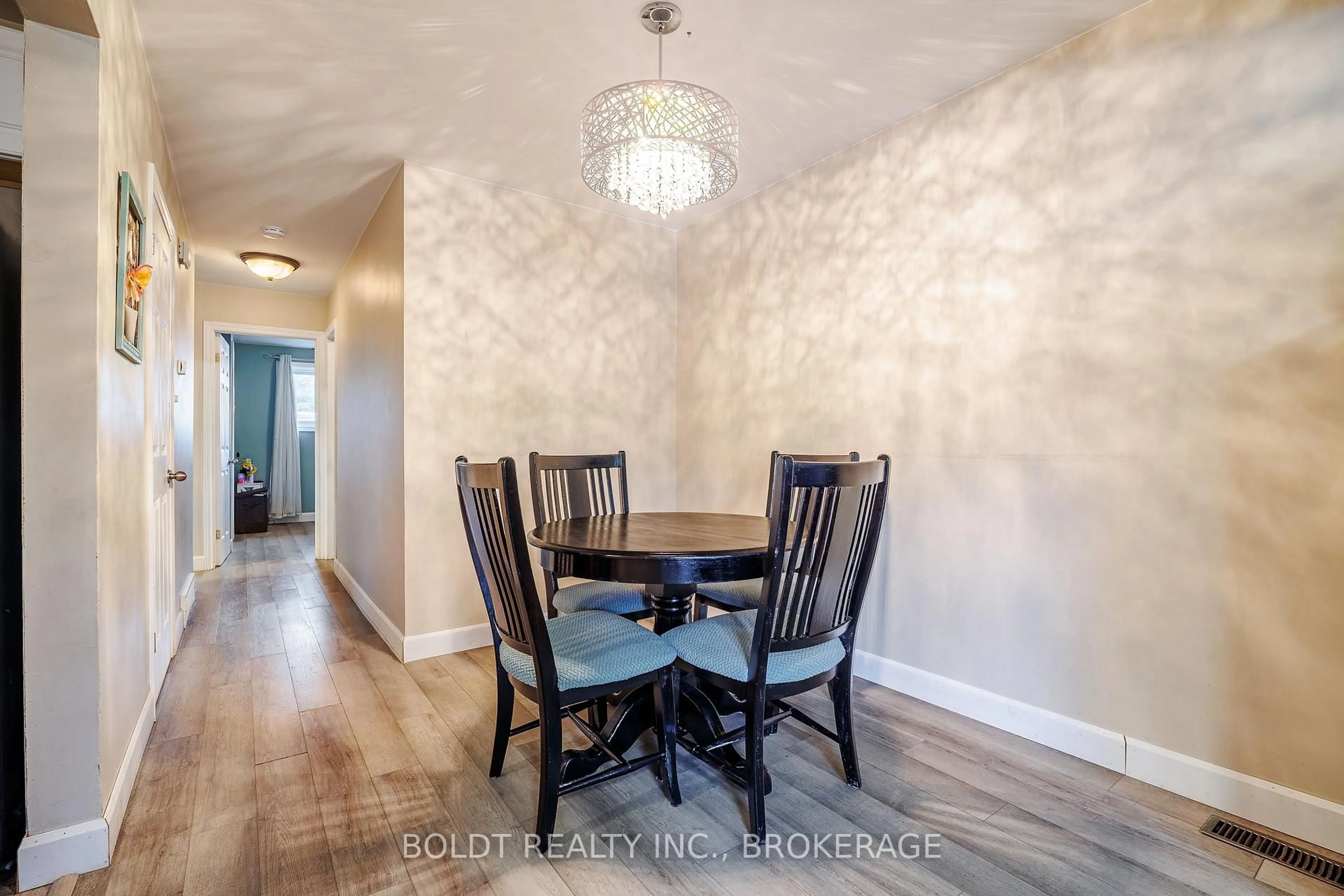 Dining room, wood/laminate floor for 82 Wildwood Rd, St. Catharines Ontario L2M 1C8