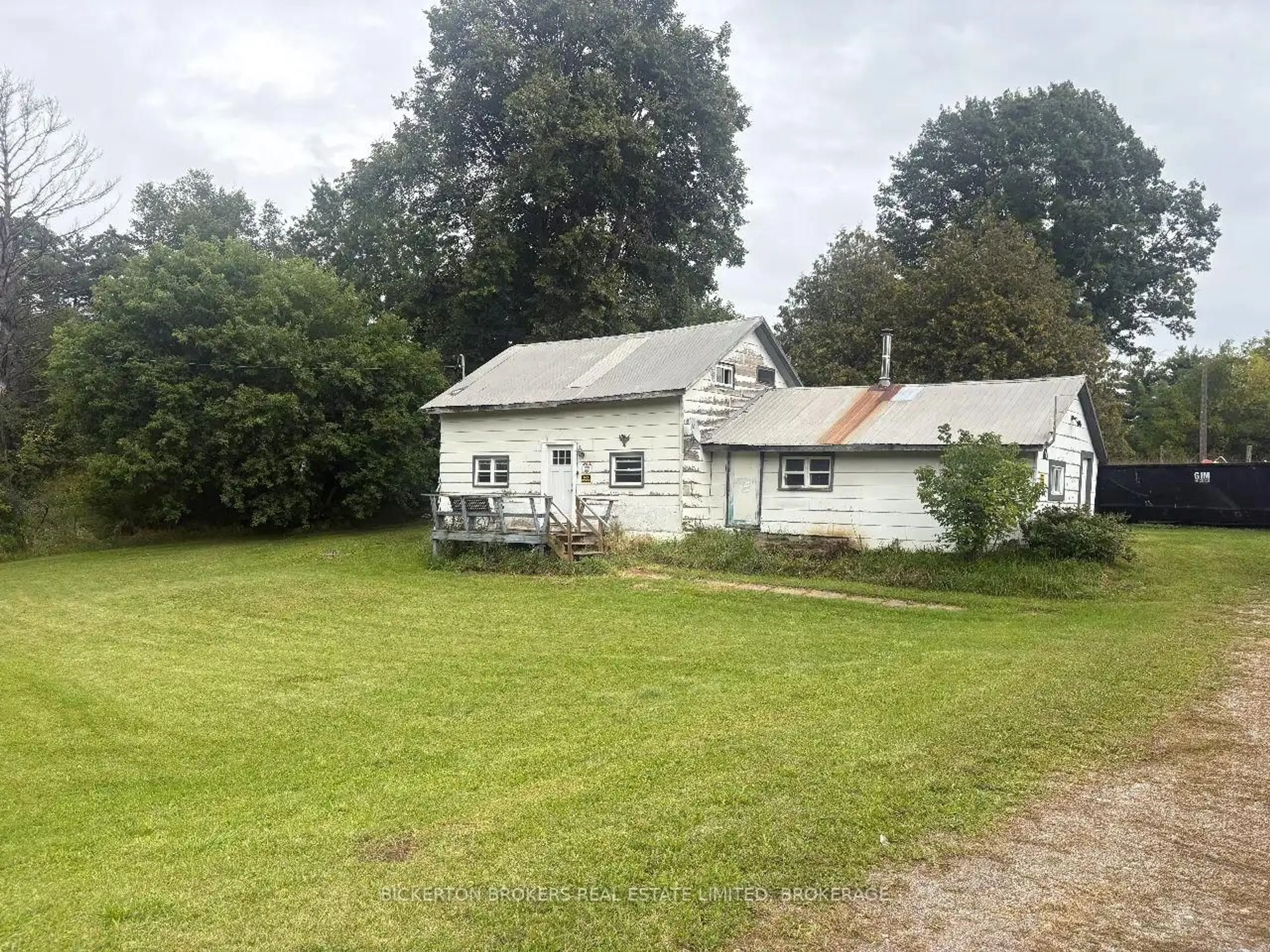 A pic from outside/outdoor area/front of a property/back of a property/a pic from drone, building for 513 Lyndhurst Rd, Leeds and the Thousand Islands Ontario K0E 1N0