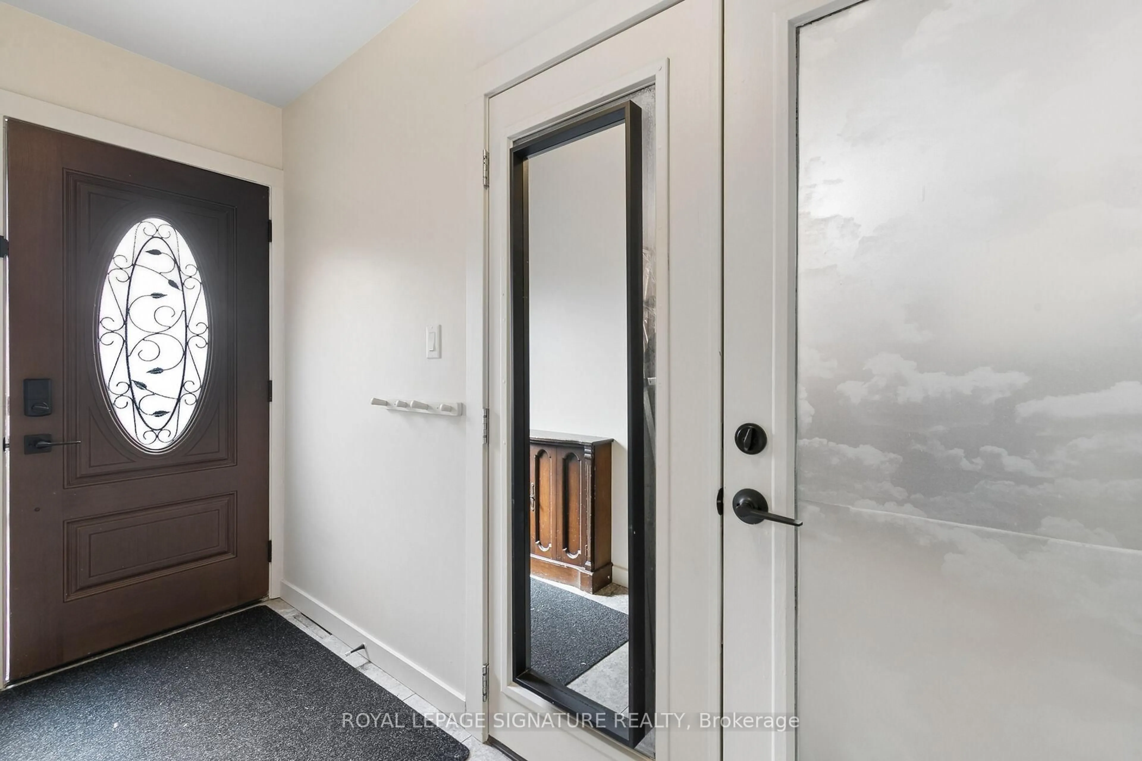 Indoor entryway for 24 Davidson St, Cambridge Ontario N1S 2T9