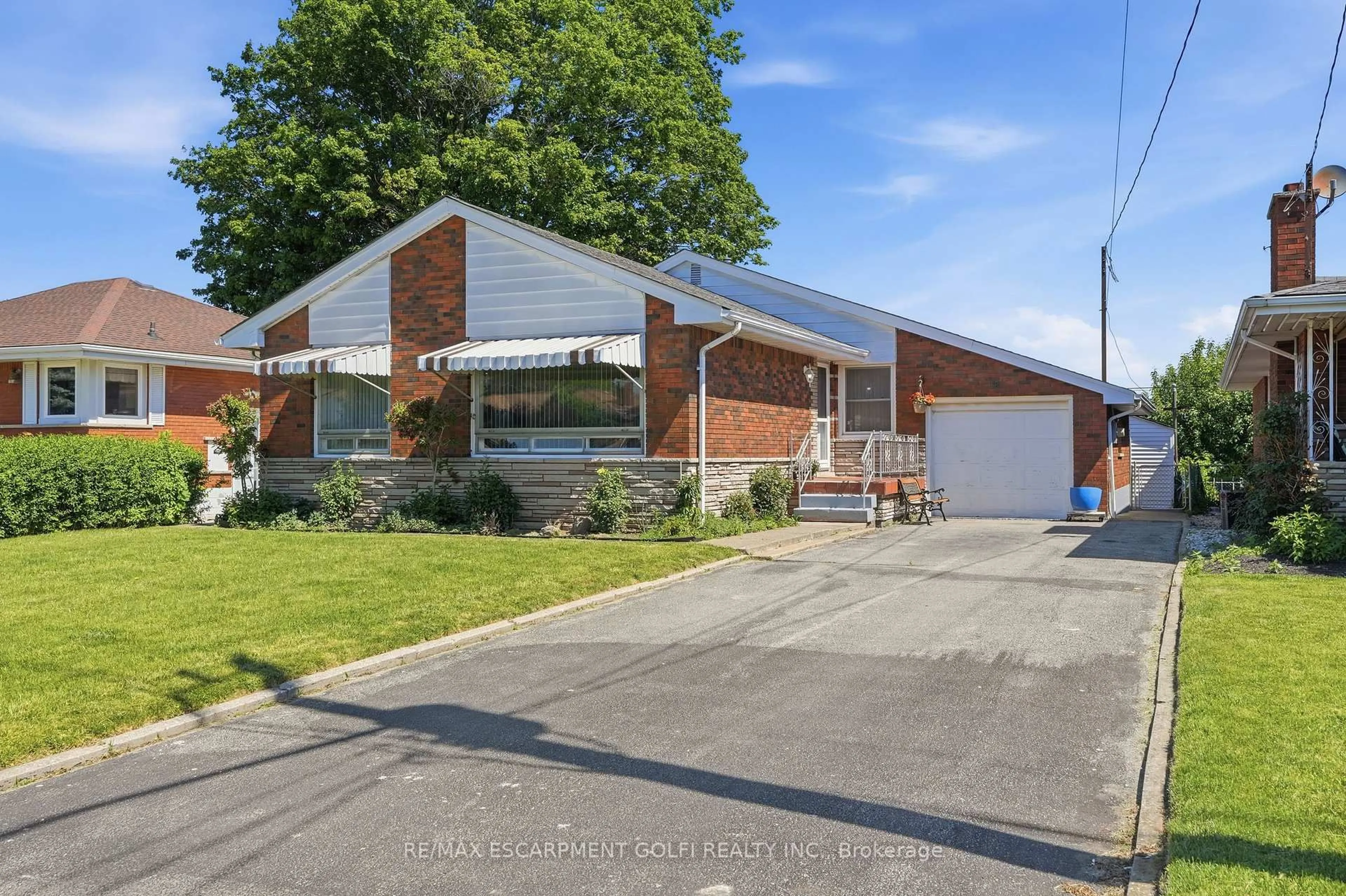 A pic from outside/outdoor area/front of a property/back of a property/a pic from drone, street for 18 Pleasant Ave, Hamilton Ontario L8G 2L2