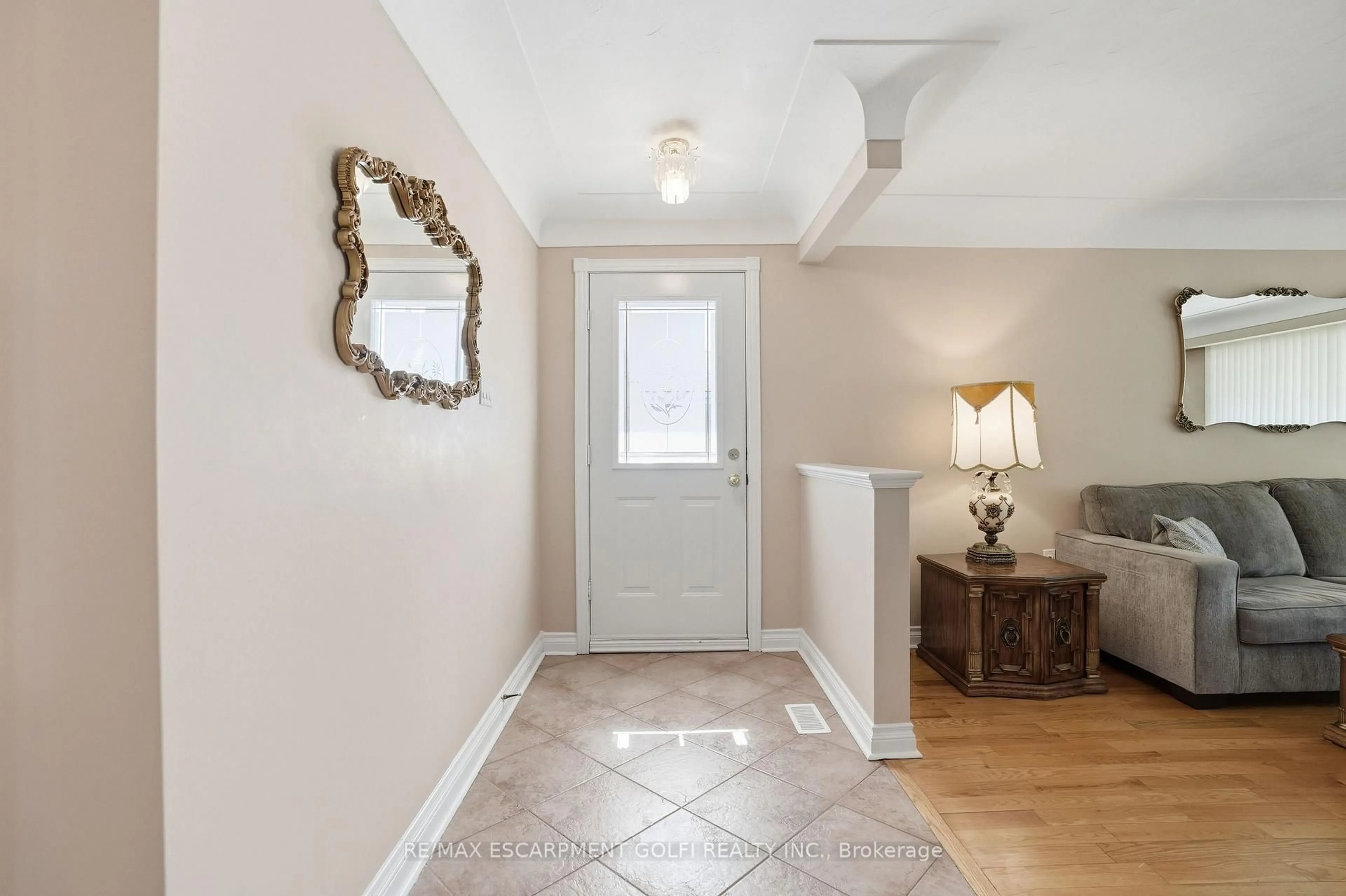 Indoor entryway for 18 Pleasant Ave, Hamilton Ontario L8G 2L2