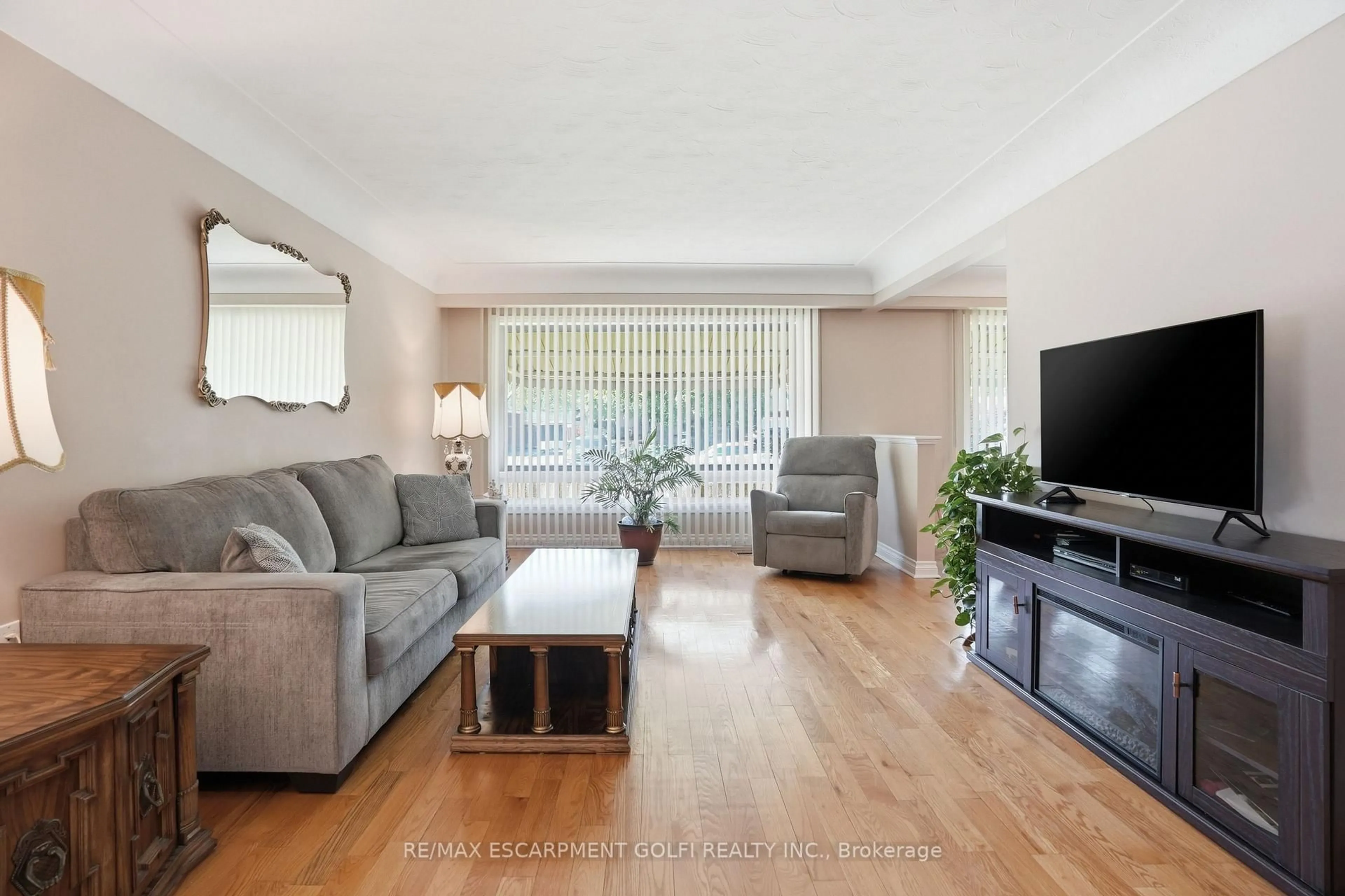 Living room with furniture, wood/laminate floor for 18 Pleasant Ave, Hamilton Ontario L8G 2L2