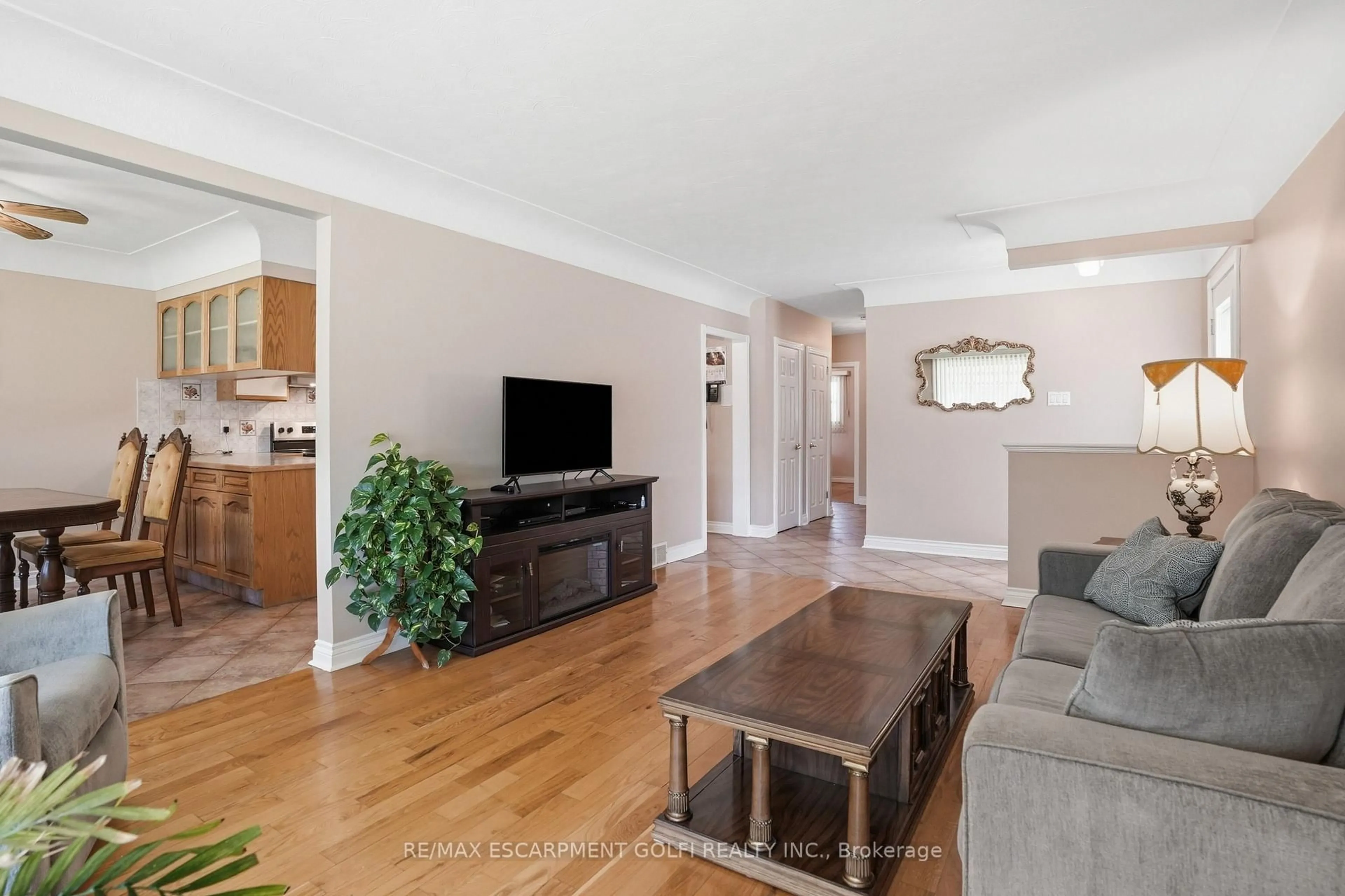 Living room with furniture, wood/laminate floor for 18 Pleasant Ave, Hamilton Ontario L8G 2L2