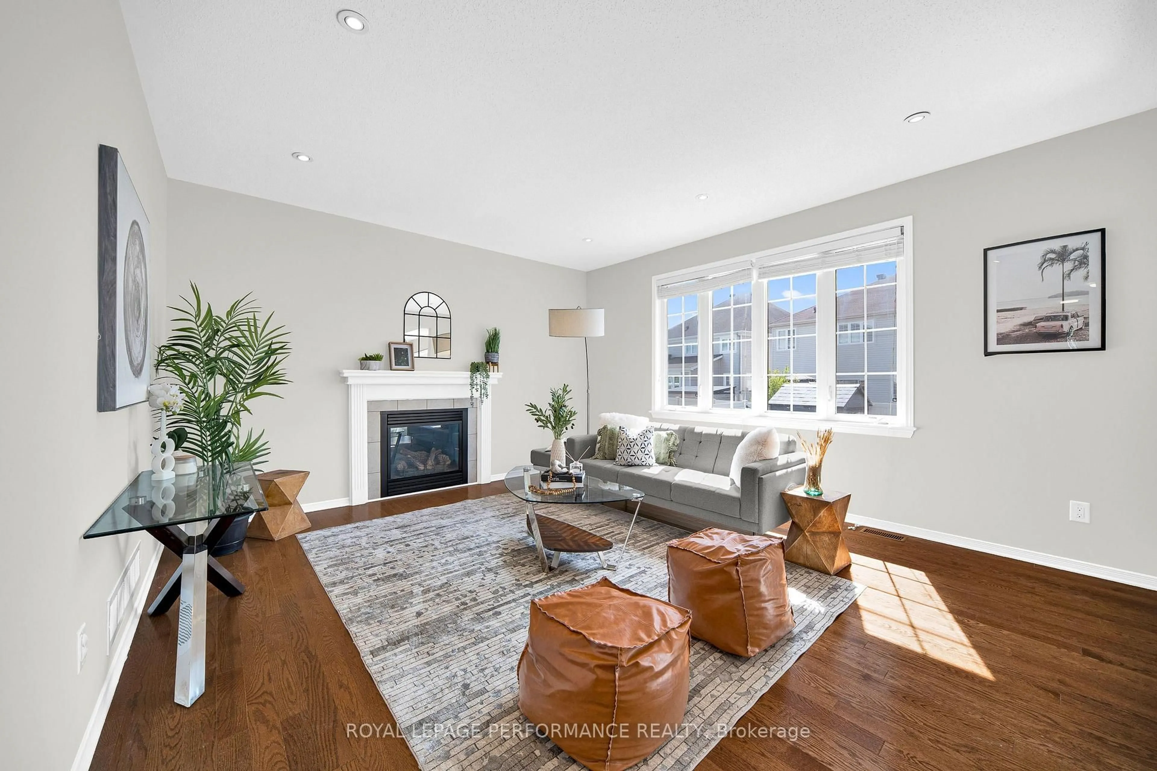 Living room with furniture, unknown for 593 PINAWA Circ, Ottawa Ontario K2J 5Y2