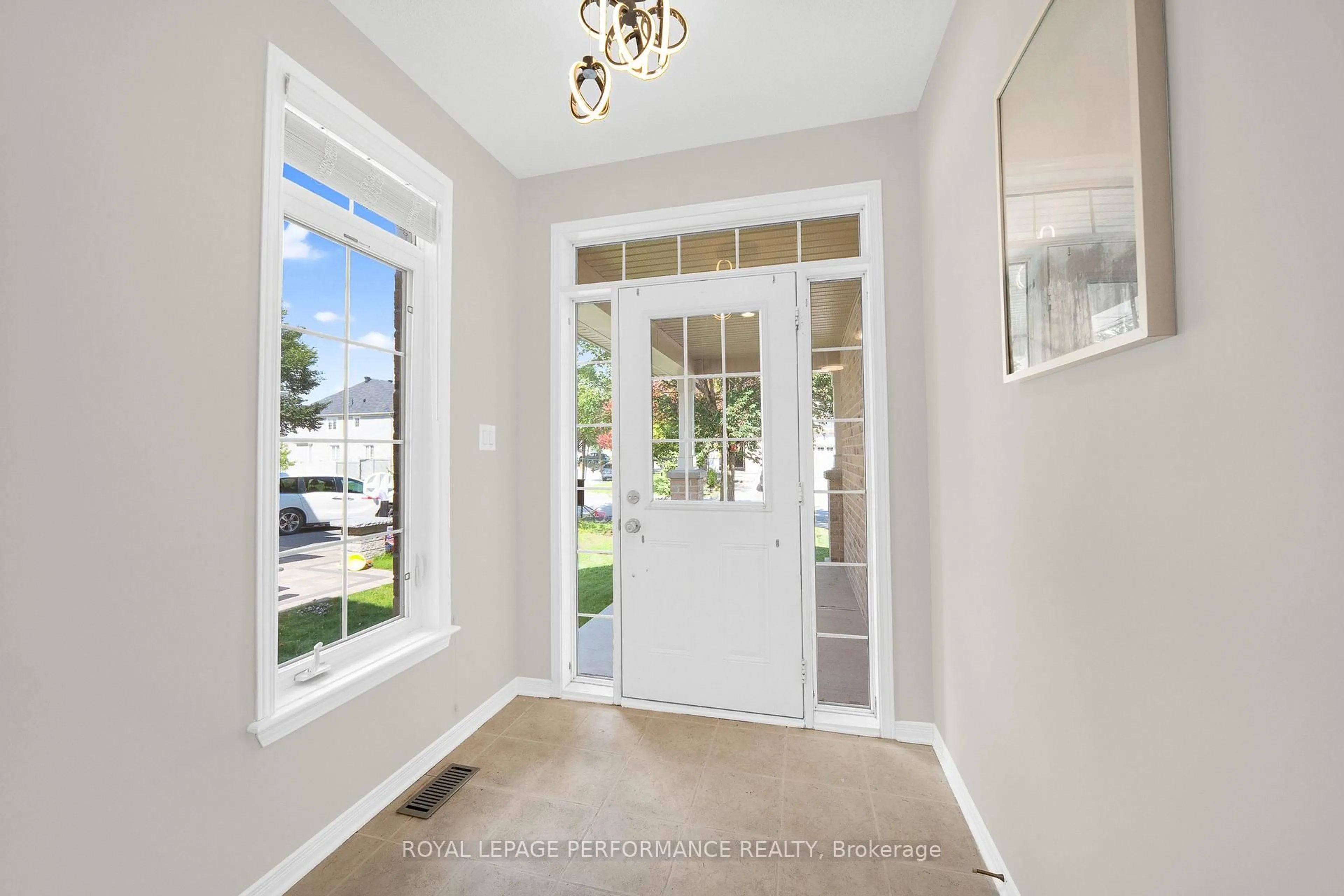 Indoor entryway for 593 PINAWA Circ, Ottawa Ontario K2J 5Y2