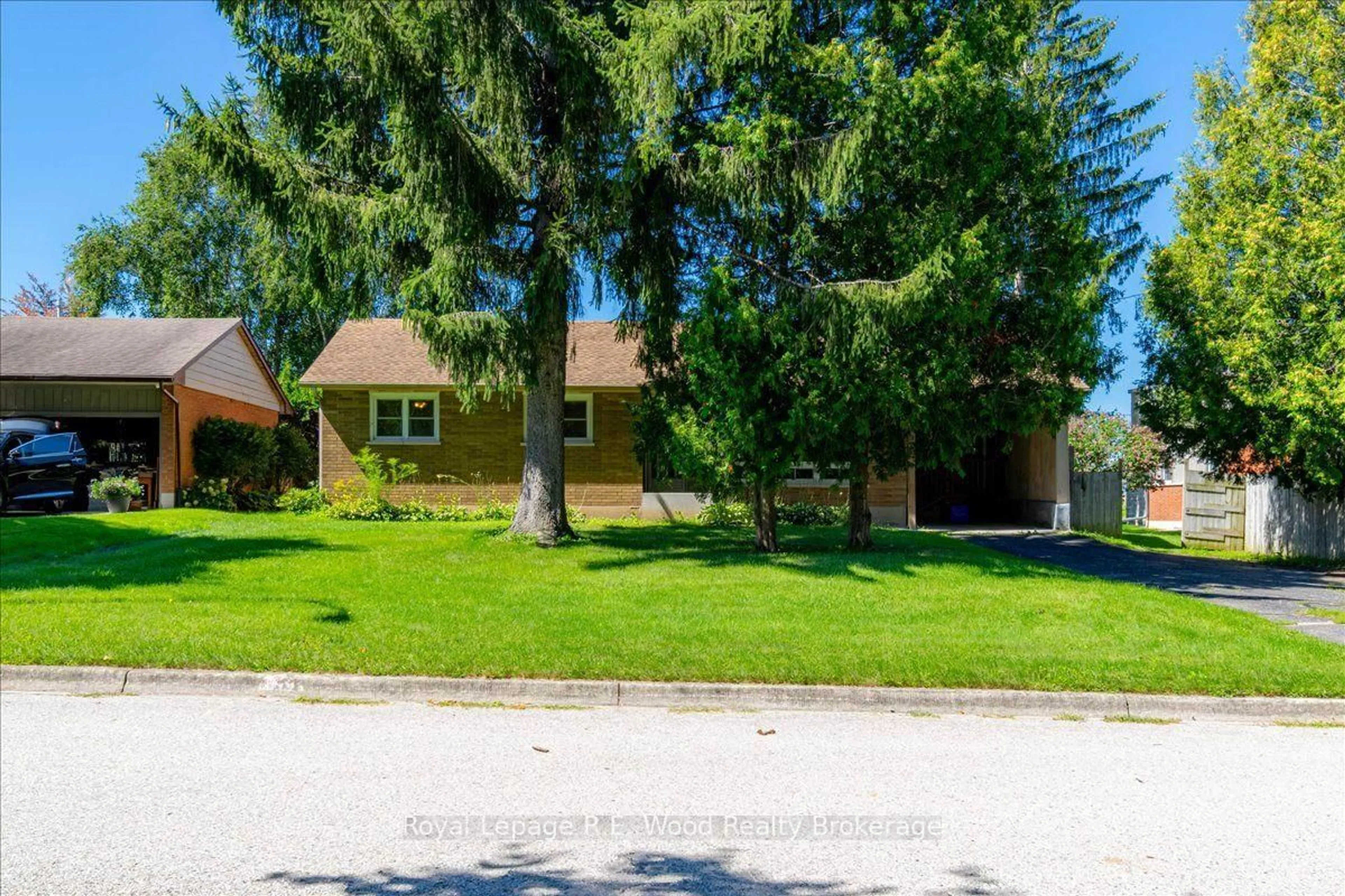 A pic from outside/outdoor area/front of a property/back of a property/a pic from drone, street for 3 Myrtle St, Tillsonburg Ontario N4G 4G4