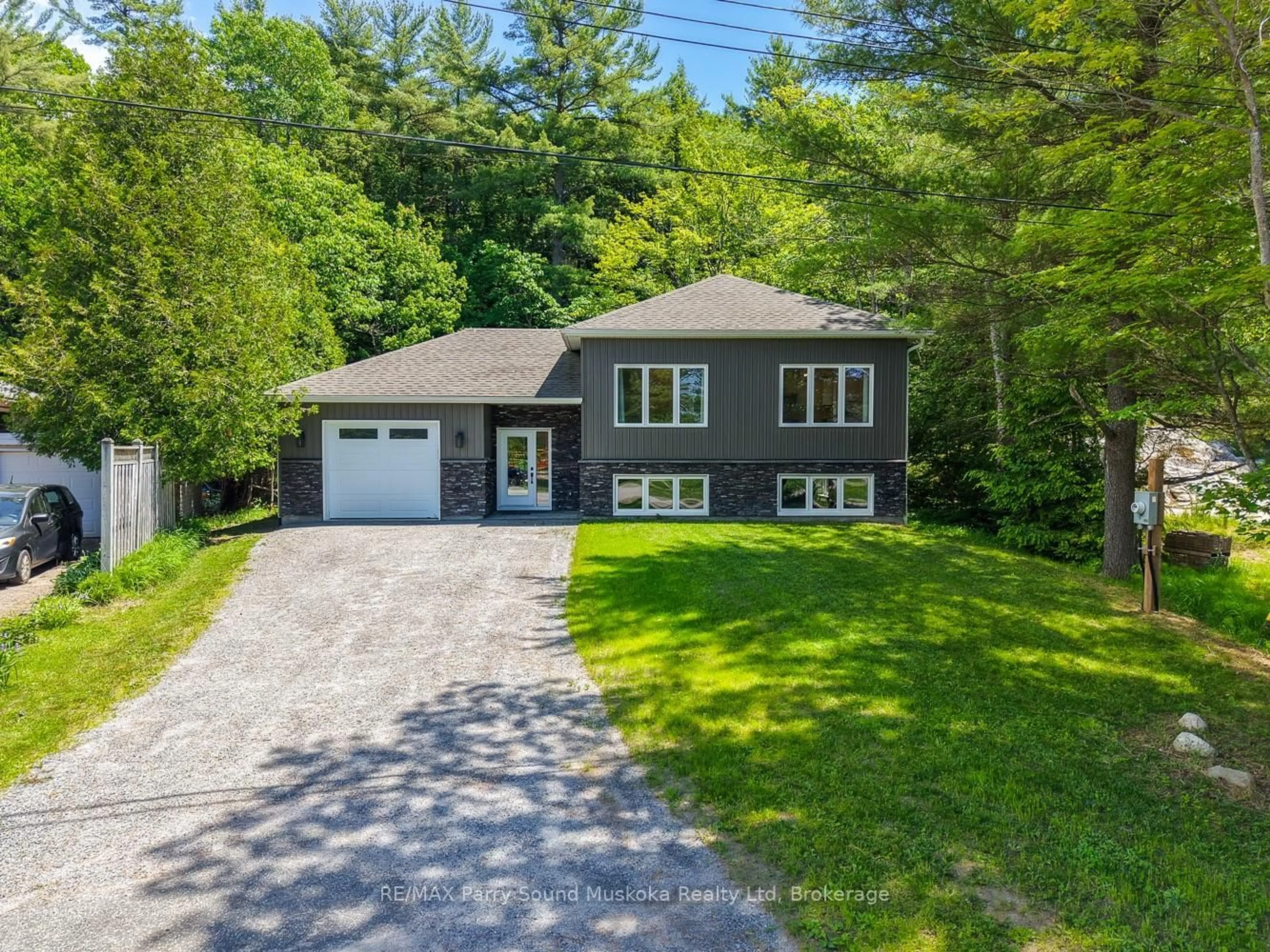 A pic from outside/outdoor area/front of a property/back of a property/a pic from drone, street for 10 Glenrock Rd, McDougall Ontario P2A 2W9