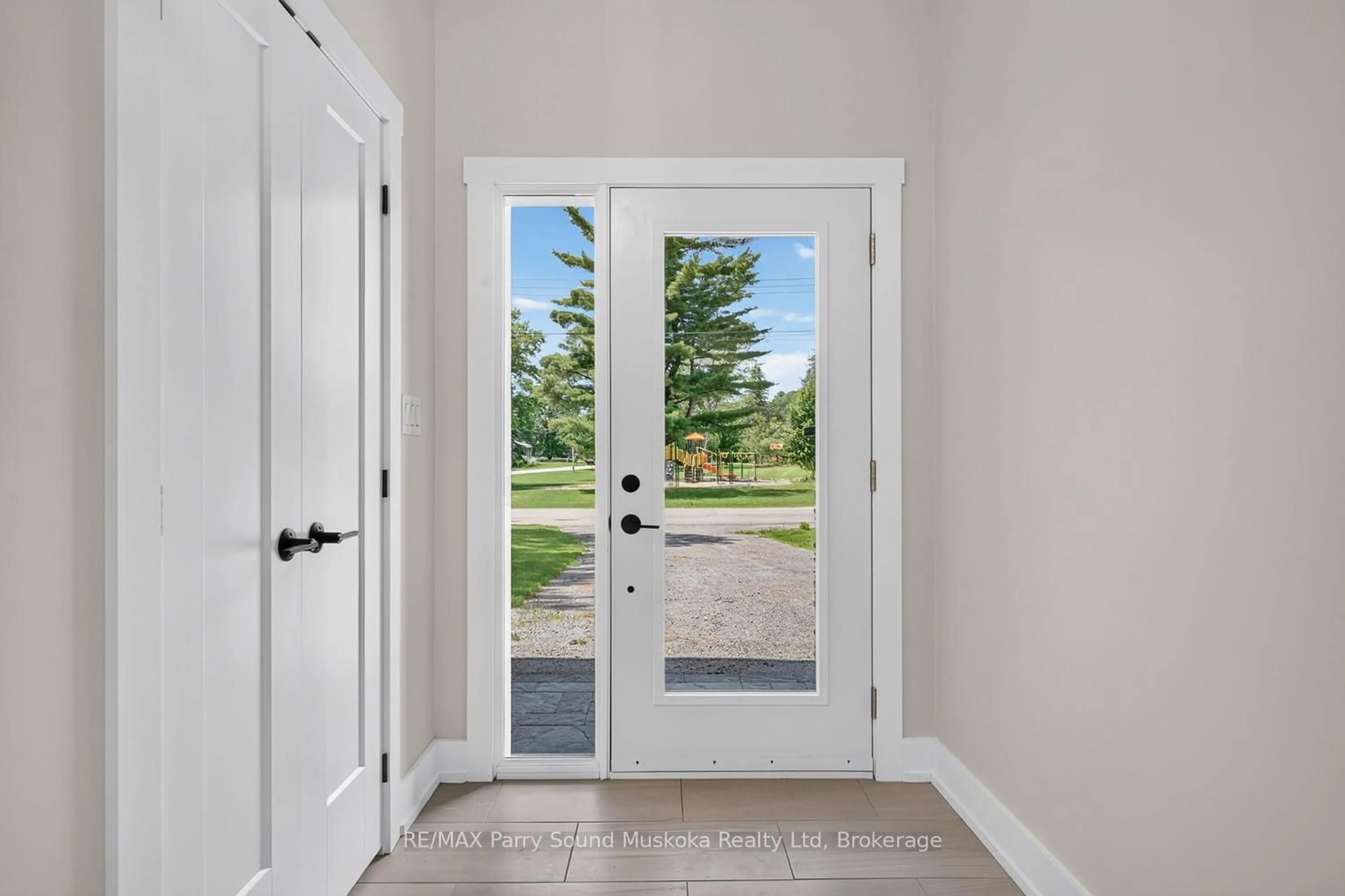 Indoor entryway for 10 Glenrock Rd, McDougall Ontario P2A 2W9