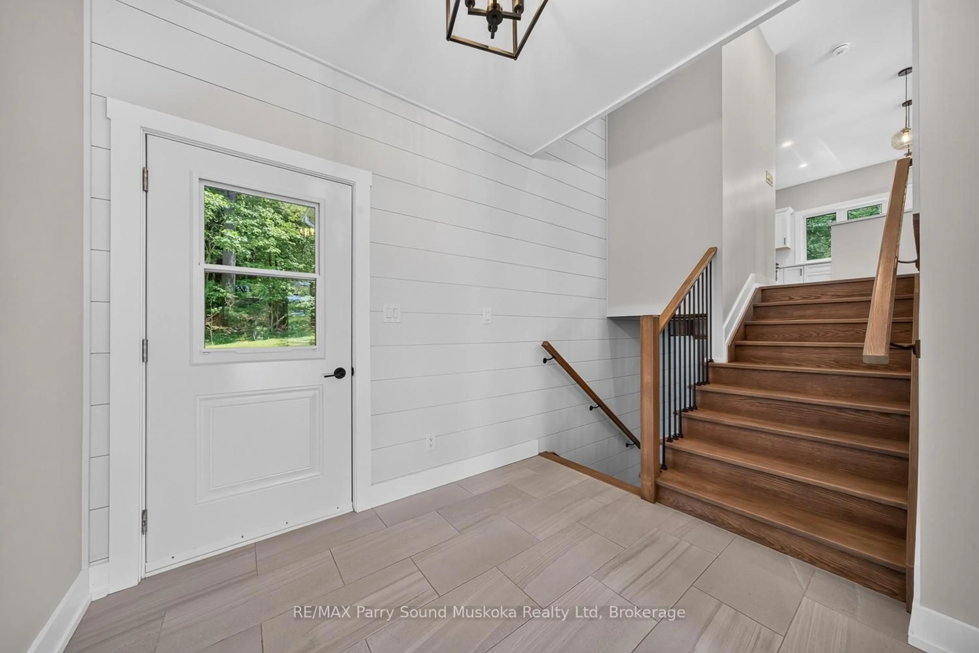 Indoor entryway for 10 Glenrock Rd, McDougall Ontario P2A 2W9