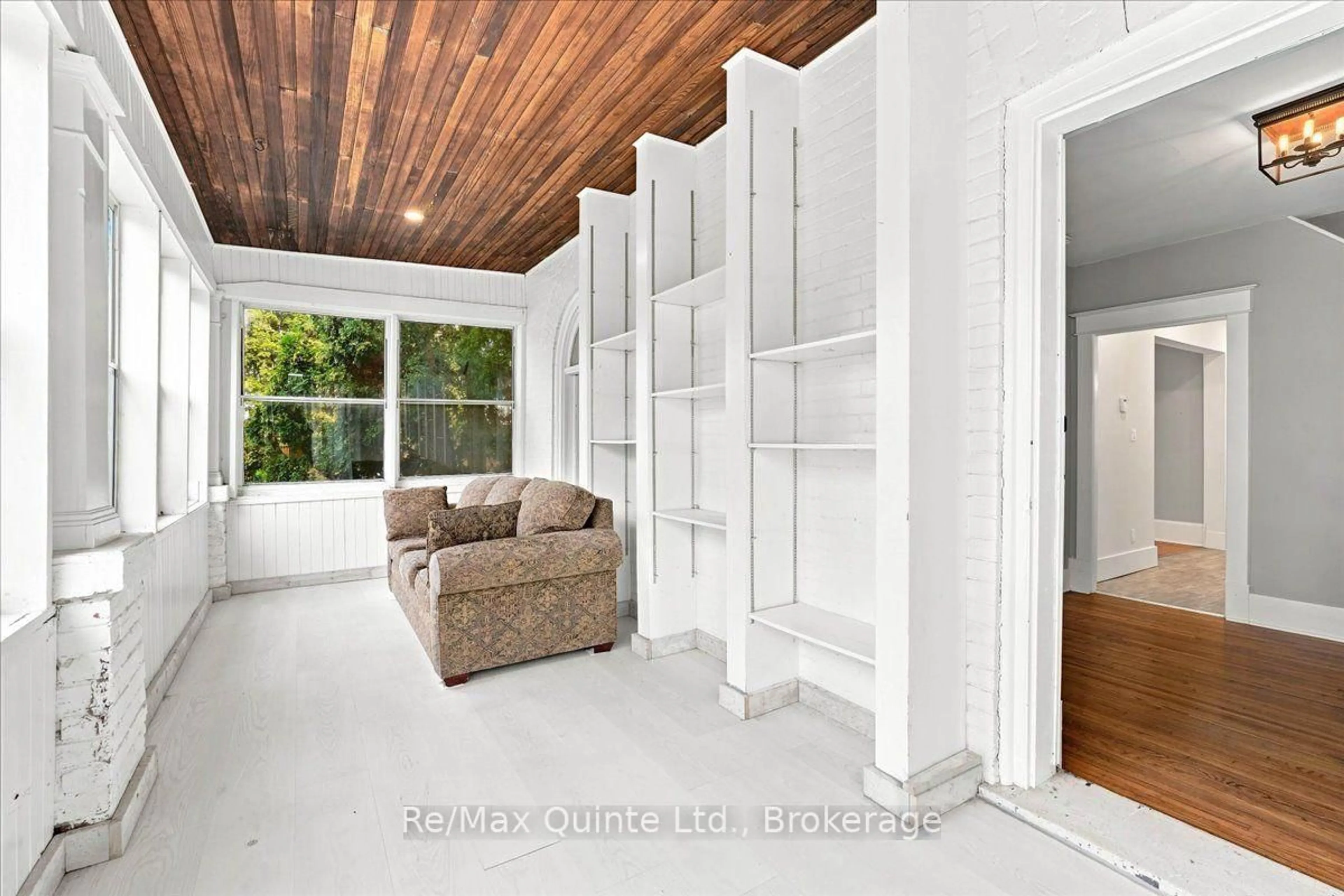 Indoor entryway for 95 Victoria Ave, Belleville Ontario K8N 2A3