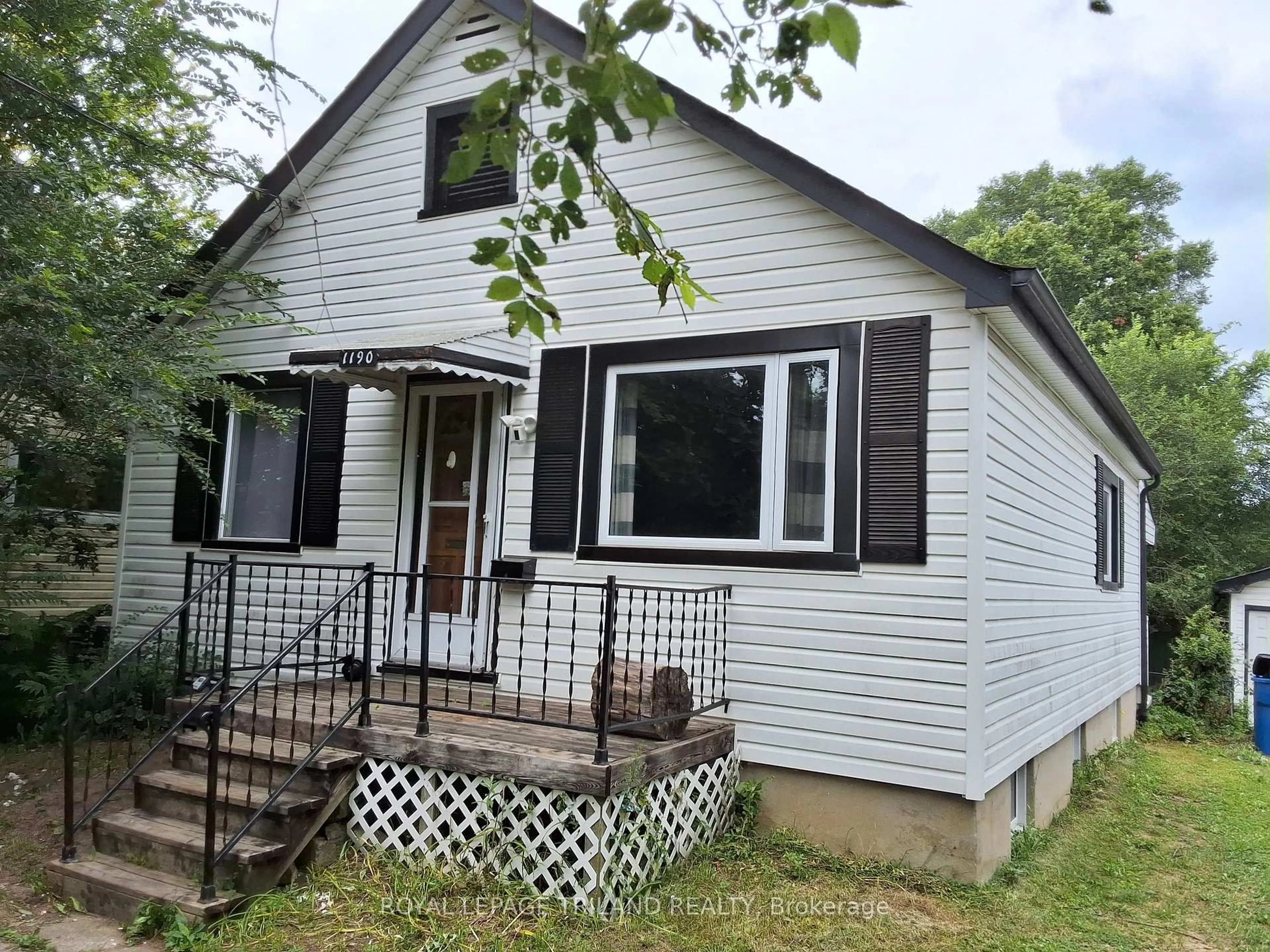 Home with vinyl exterior material, street for 1190 Huron St, London East Ontario N5Y 4K8