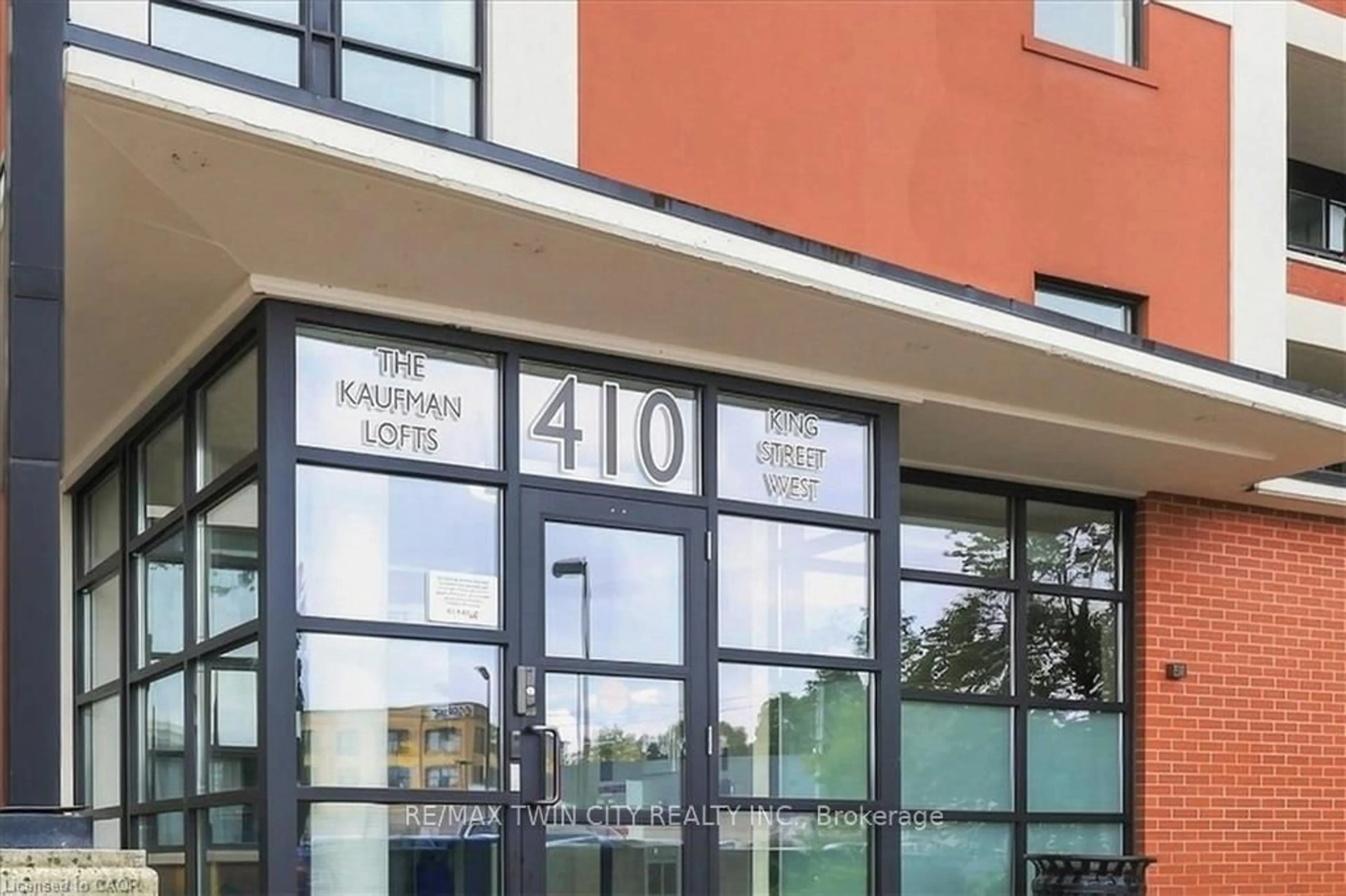 Indoor foyer for 410 King St #408, Kitchener Ontario N2G 1C3