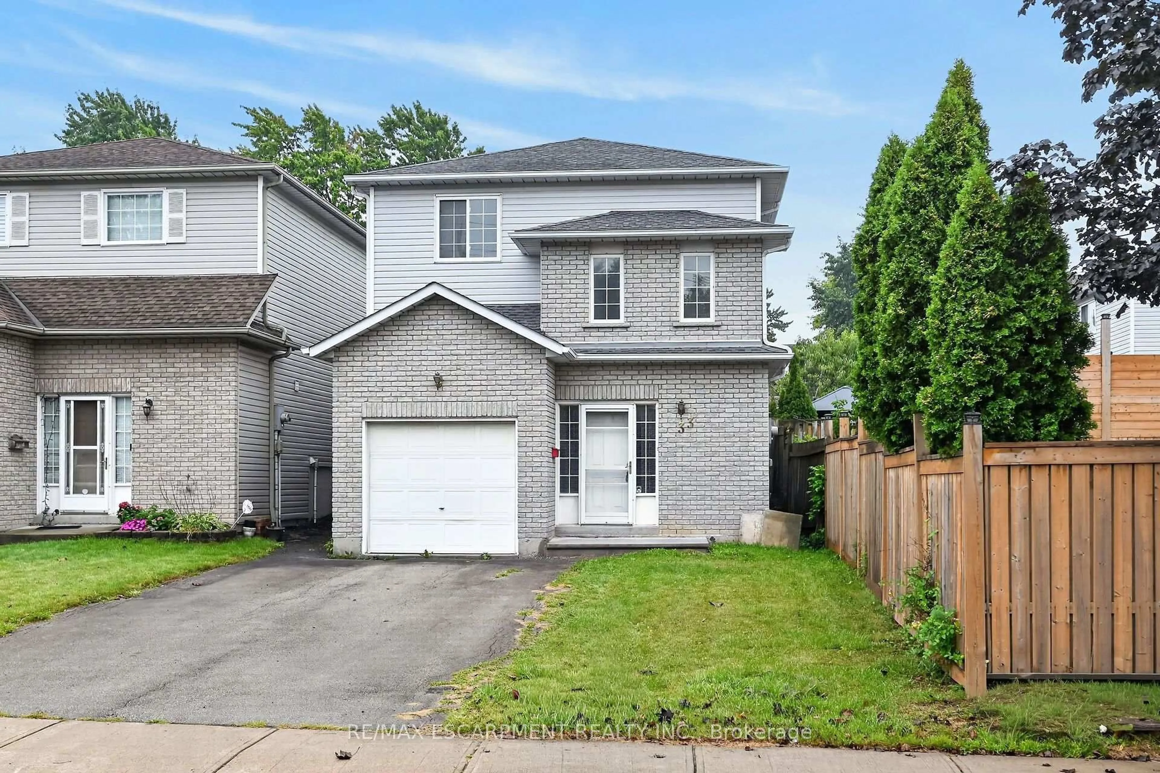 Home with brick exterior material, street for 33 Brantdale Ave, Hamilton Ontario L9C 1B6