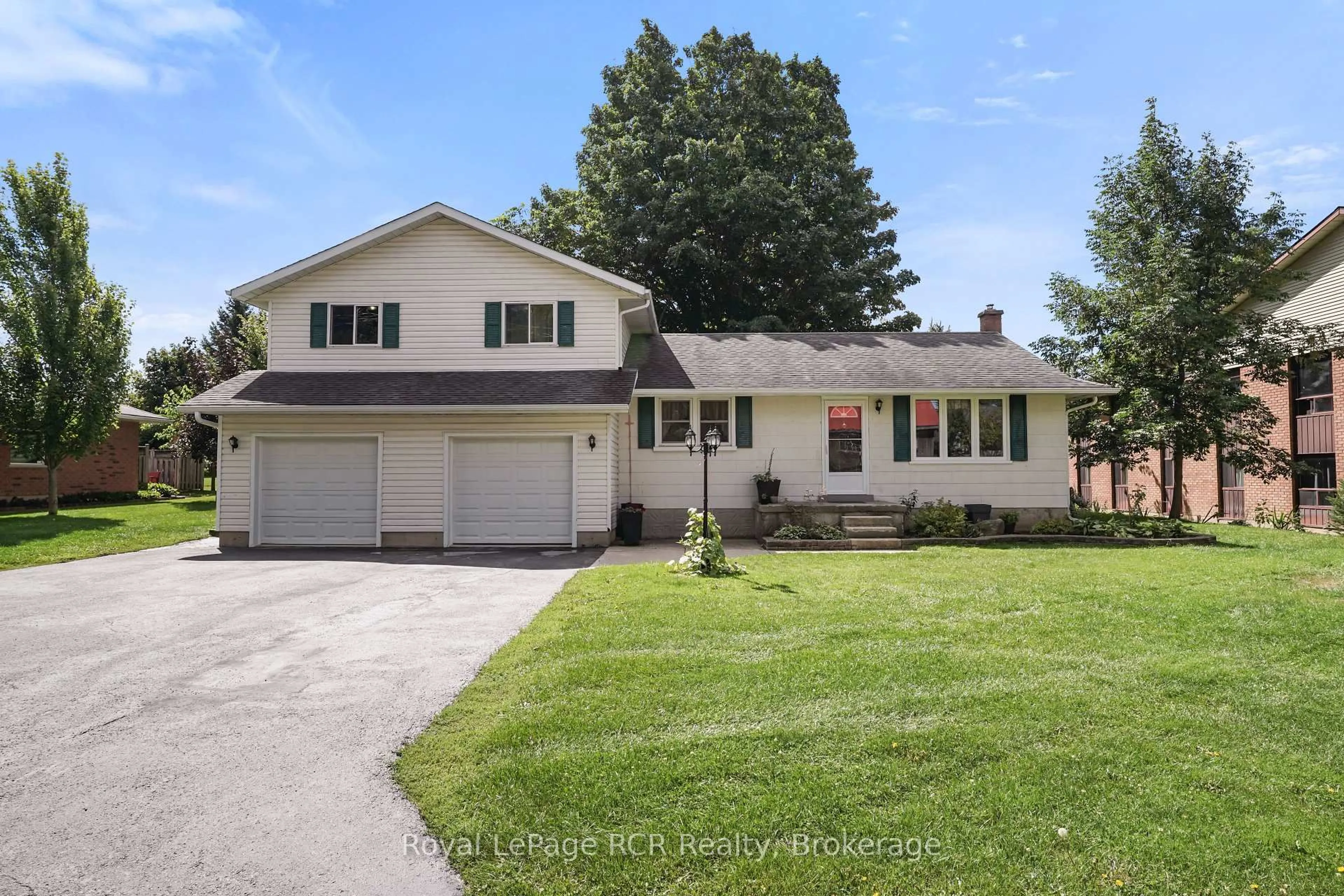 Home with vinyl exterior material, street for 1060 Church St, Waterloo Ontario N0B 2M0