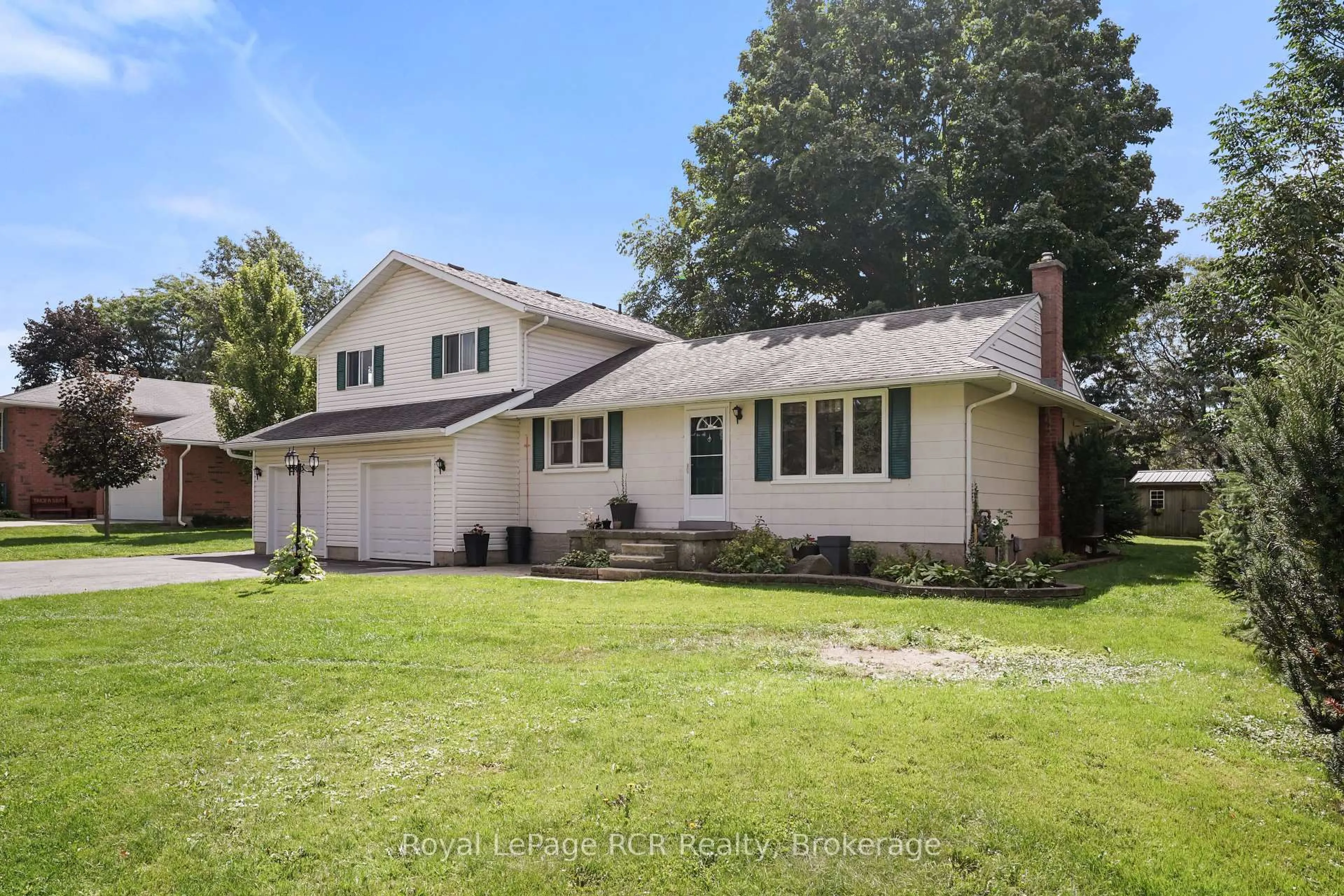 Home with vinyl exterior material, street for 1060 Church St, Waterloo Ontario N0B 2M0