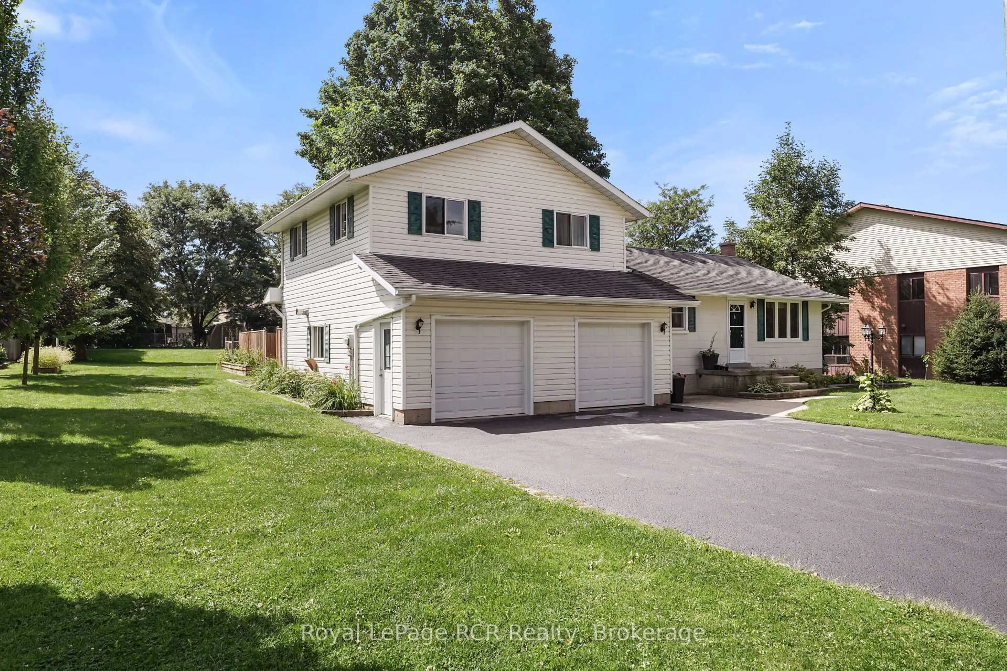 Home with vinyl exterior material, street for 1060 Church St, Waterloo Ontario N0B 2M0