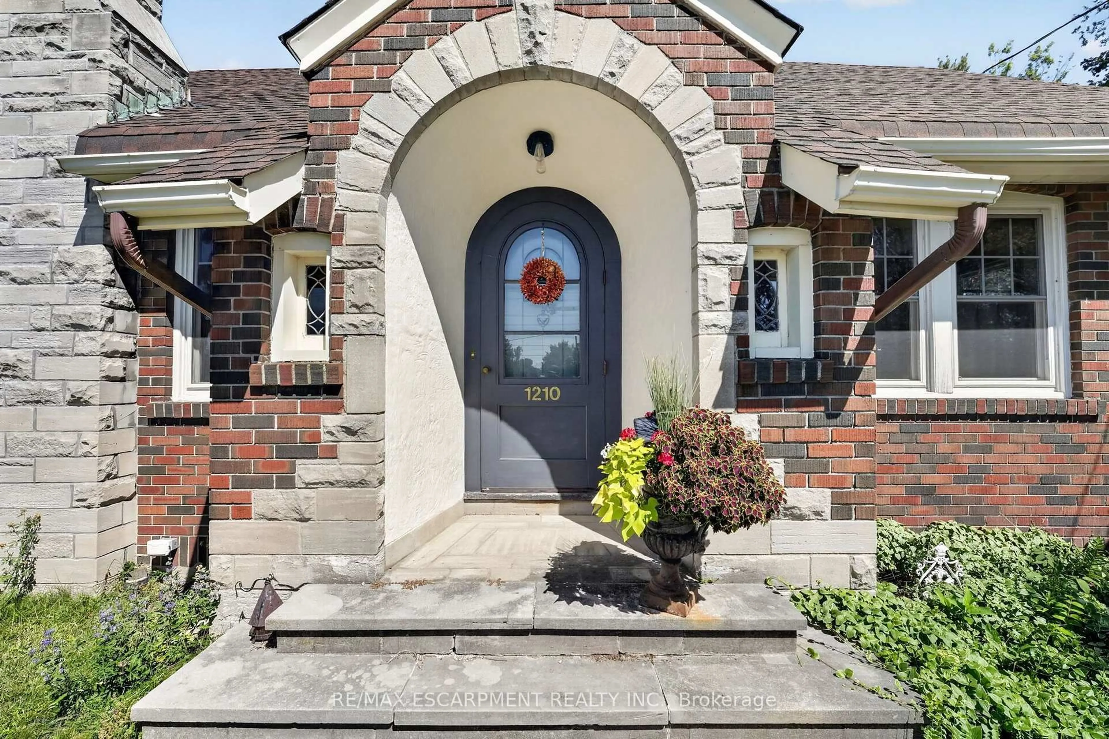 Indoor entryway for 1210 Garrison Rd, Fort Erie Ontario L2A 1P1