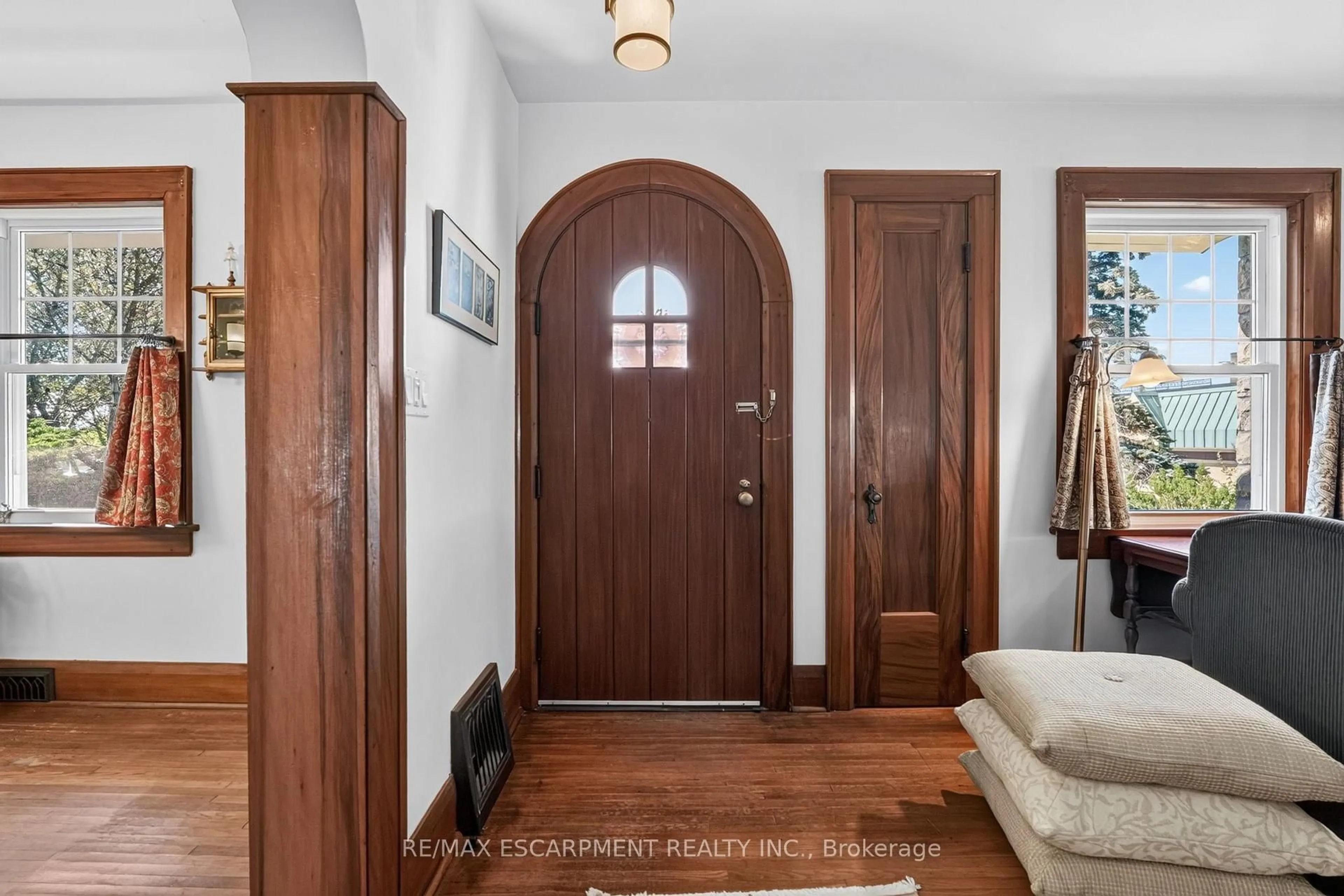 Indoor entryway for 1210 Garrison Rd, Fort Erie Ontario L2A 1P1