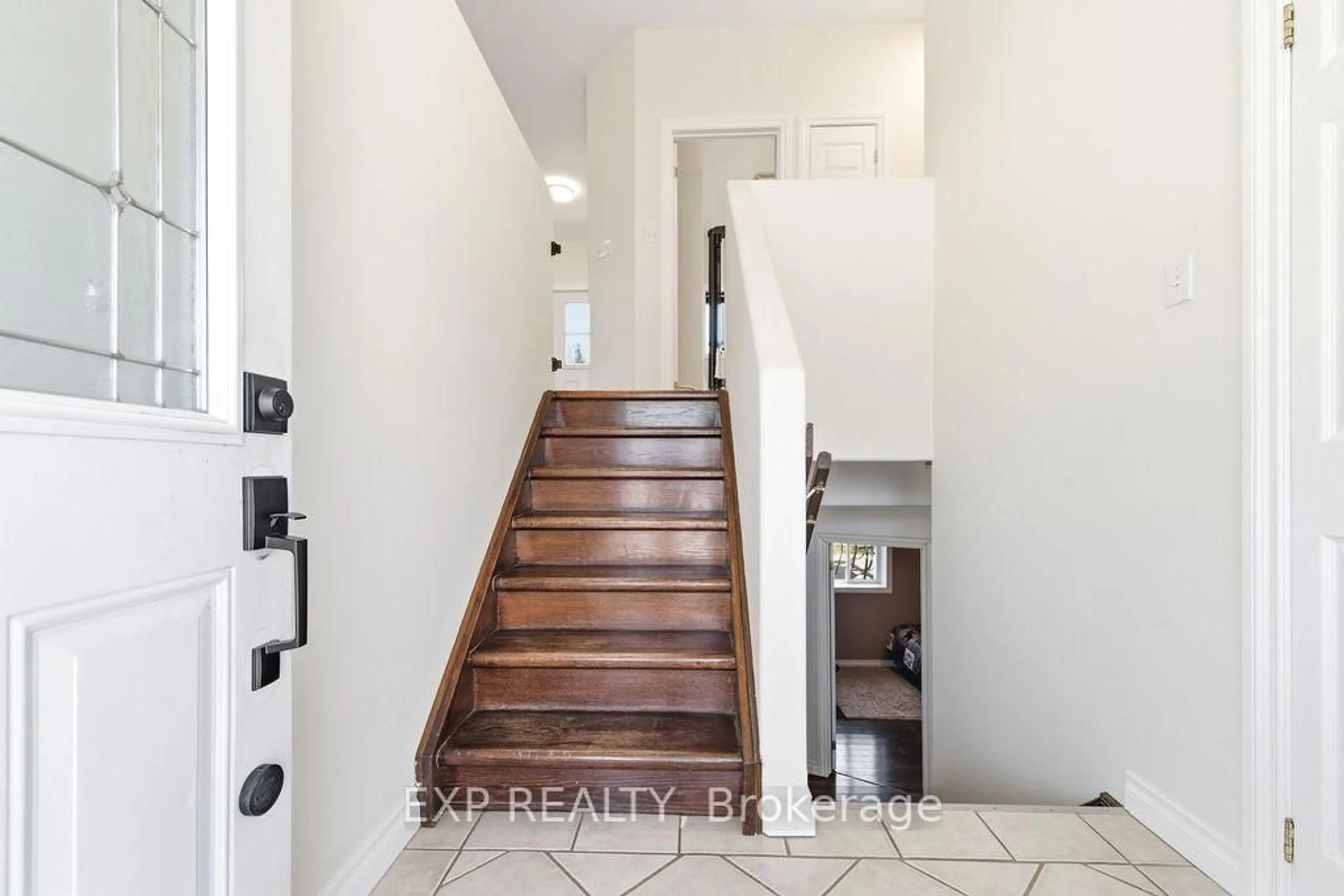 Indoor entryway for 29 Partridge Dr, Calabogie Ontario K0J 1H0